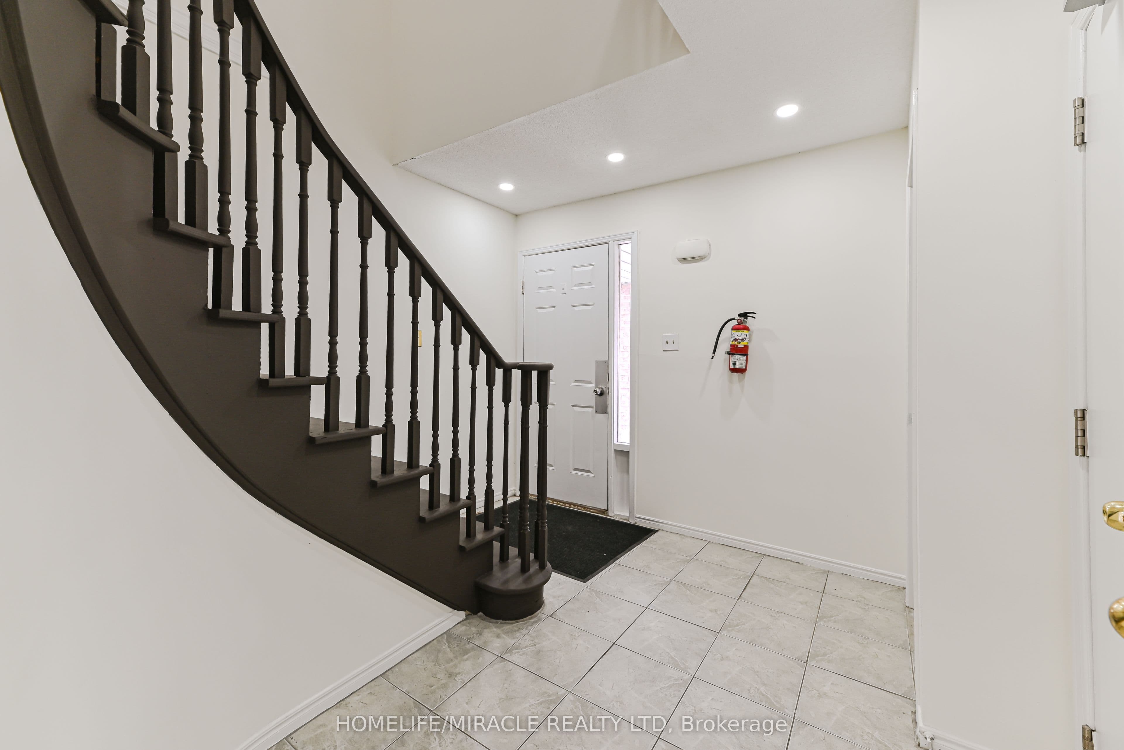 40 Blair Crescent — photograph 5