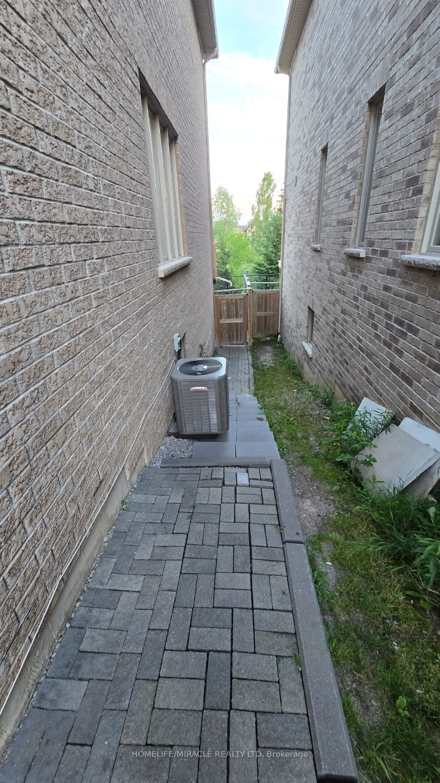 105 Stockell Crescent — photograph 2