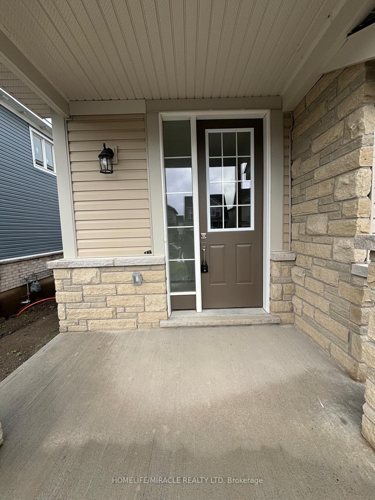 80 Oakmont Drive — photograph 2