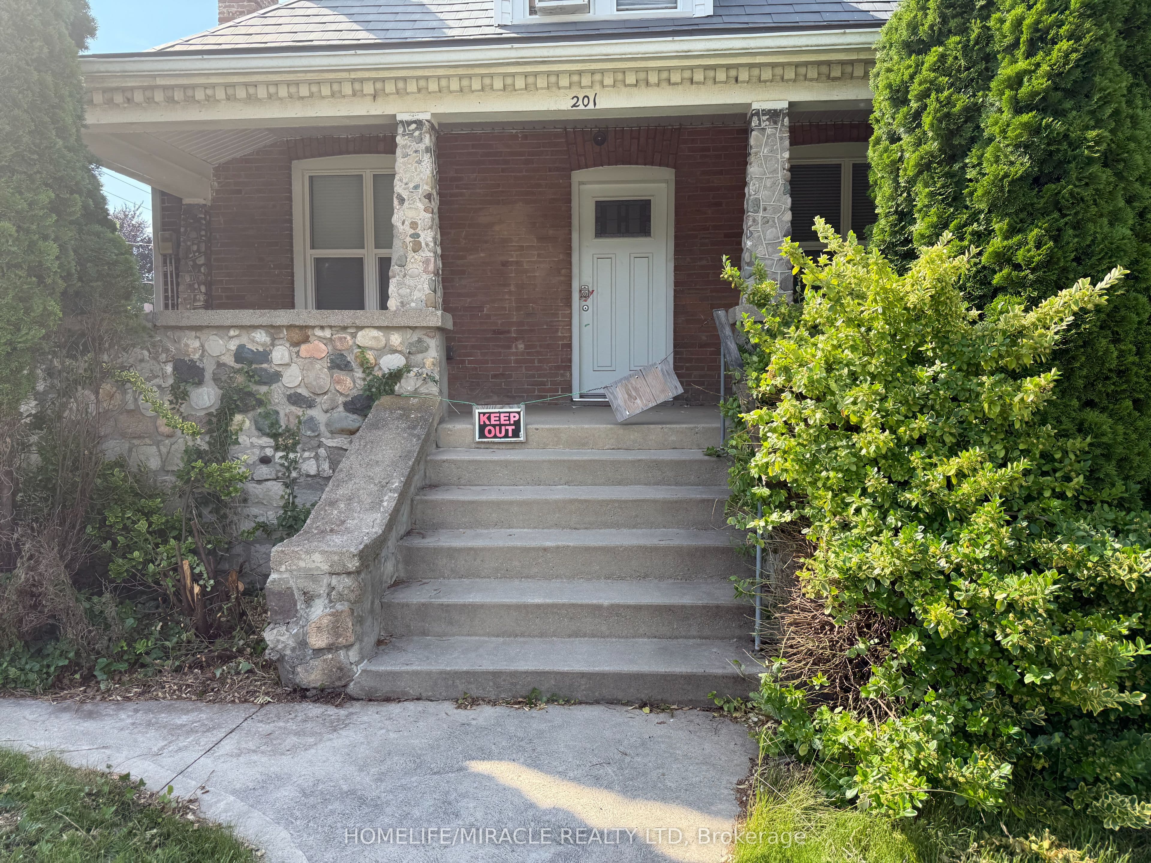 201 Grand Avenue — photograph 4