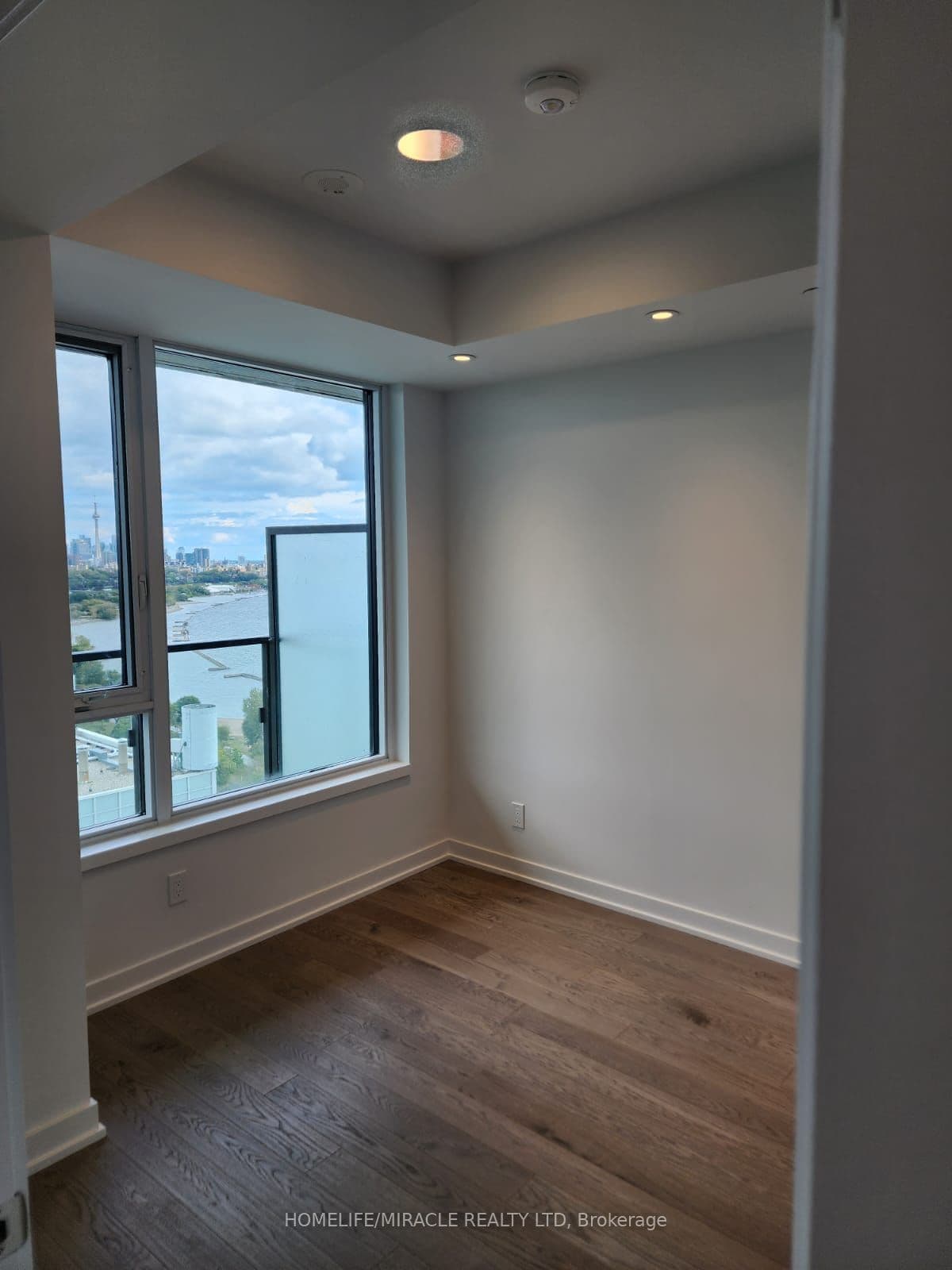 1926 Lakeshore Boulevard #2805 — photograph 4