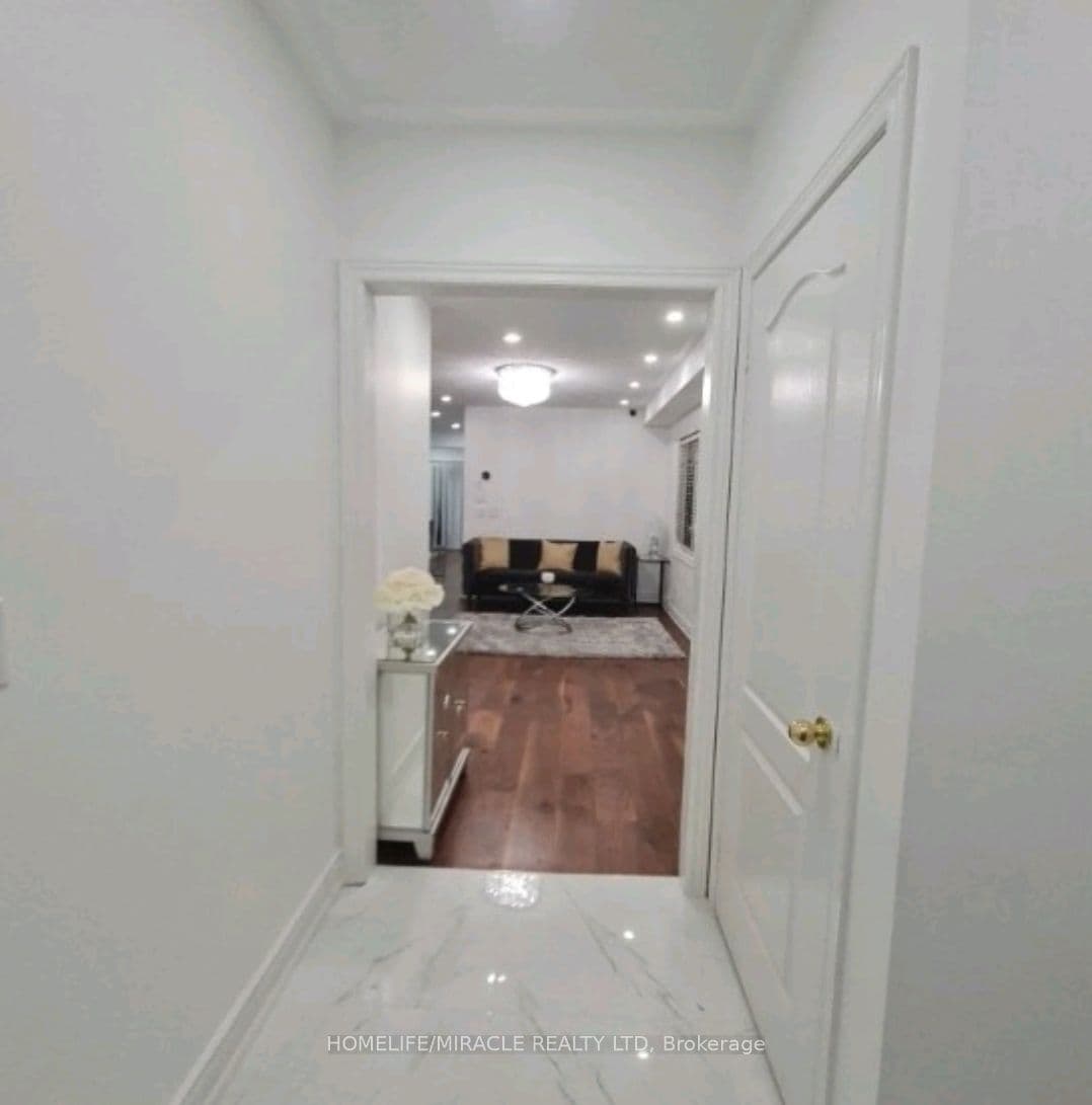 7153 Village Walk — photograph 2