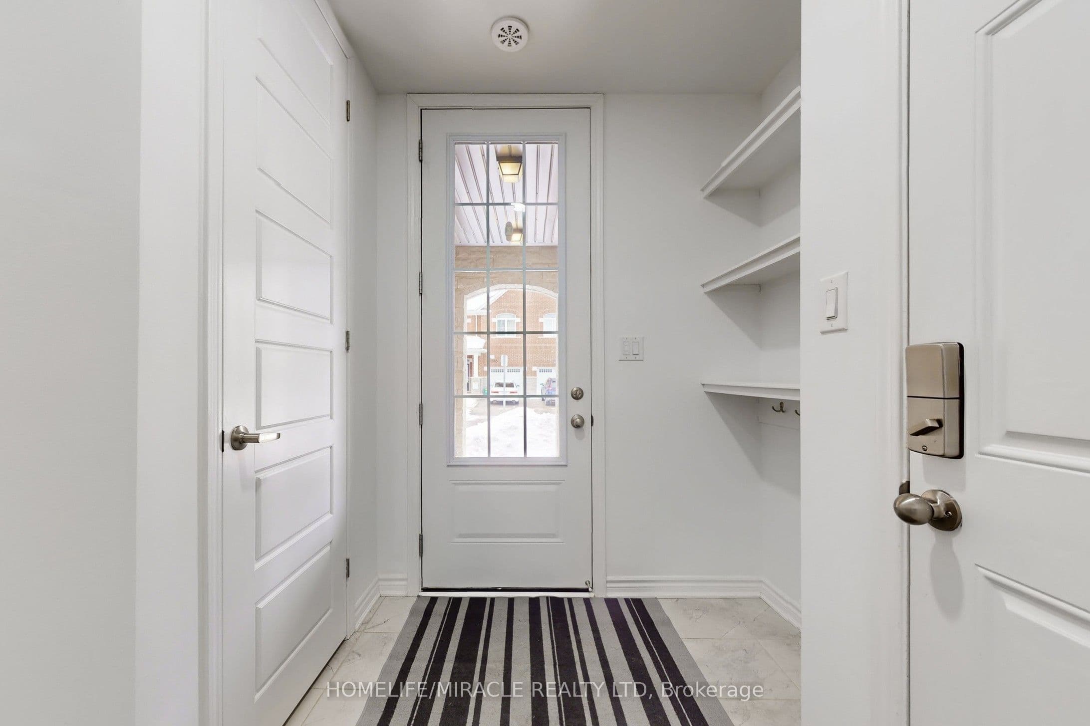 1587 Moira Crescent — photograph 4