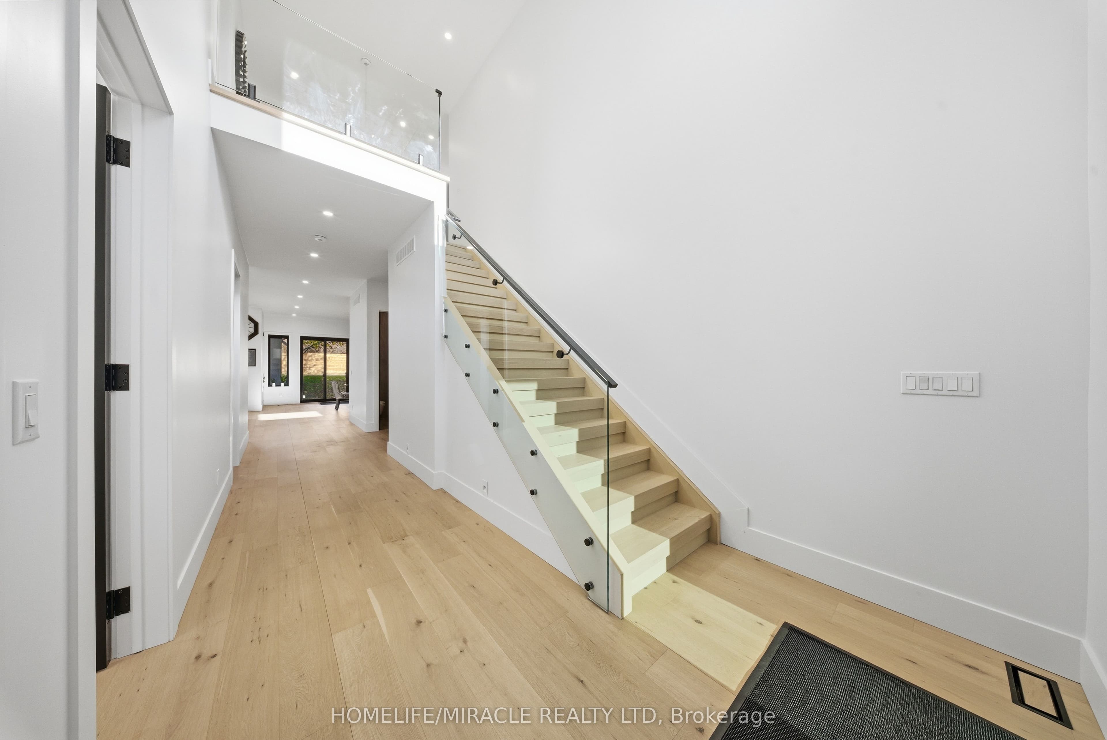 1653 Glenburnie Road — photograph 2