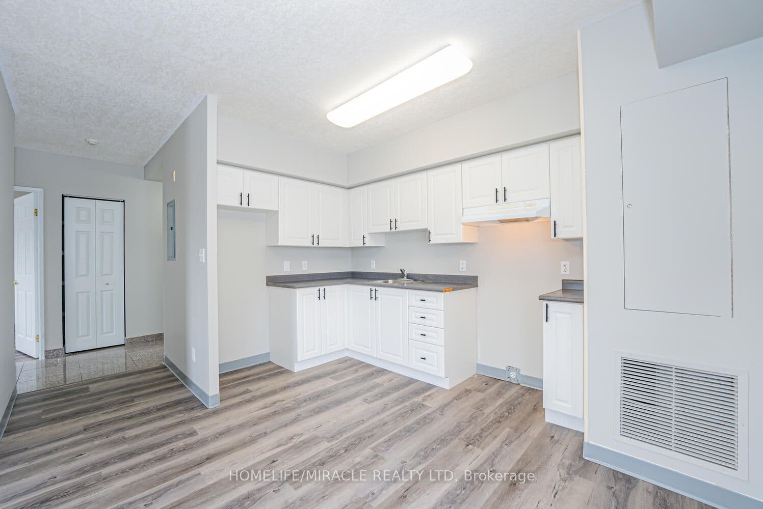 274 Erb Street #610 — photograph 5