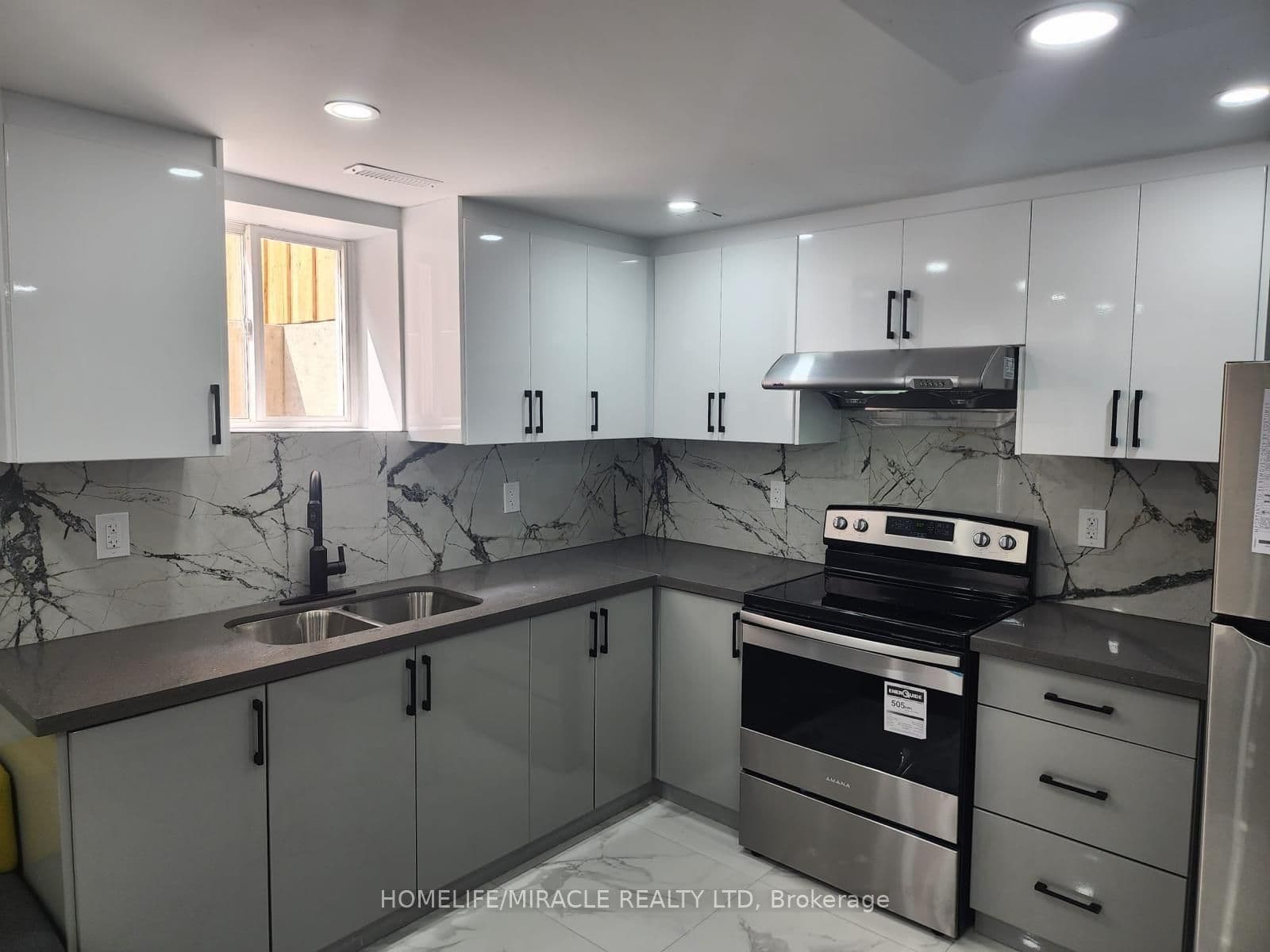 137 Sunforest Drive — photograph 2