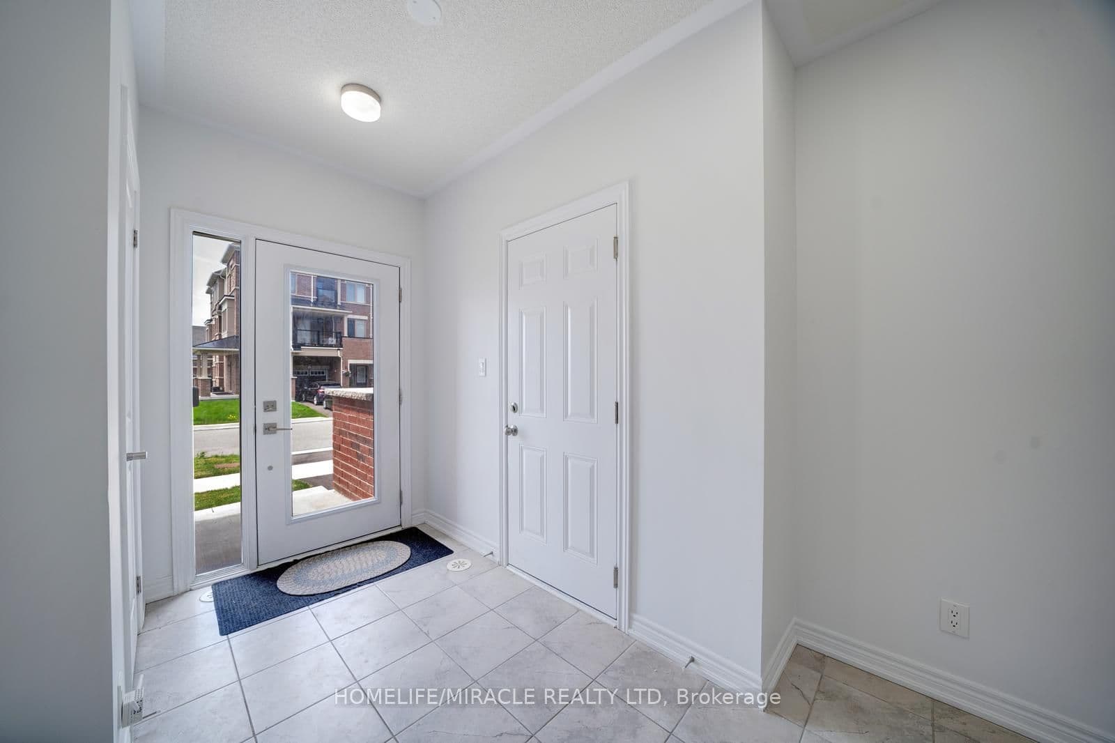 2004 Cameron Lott Crescent — photograph 2