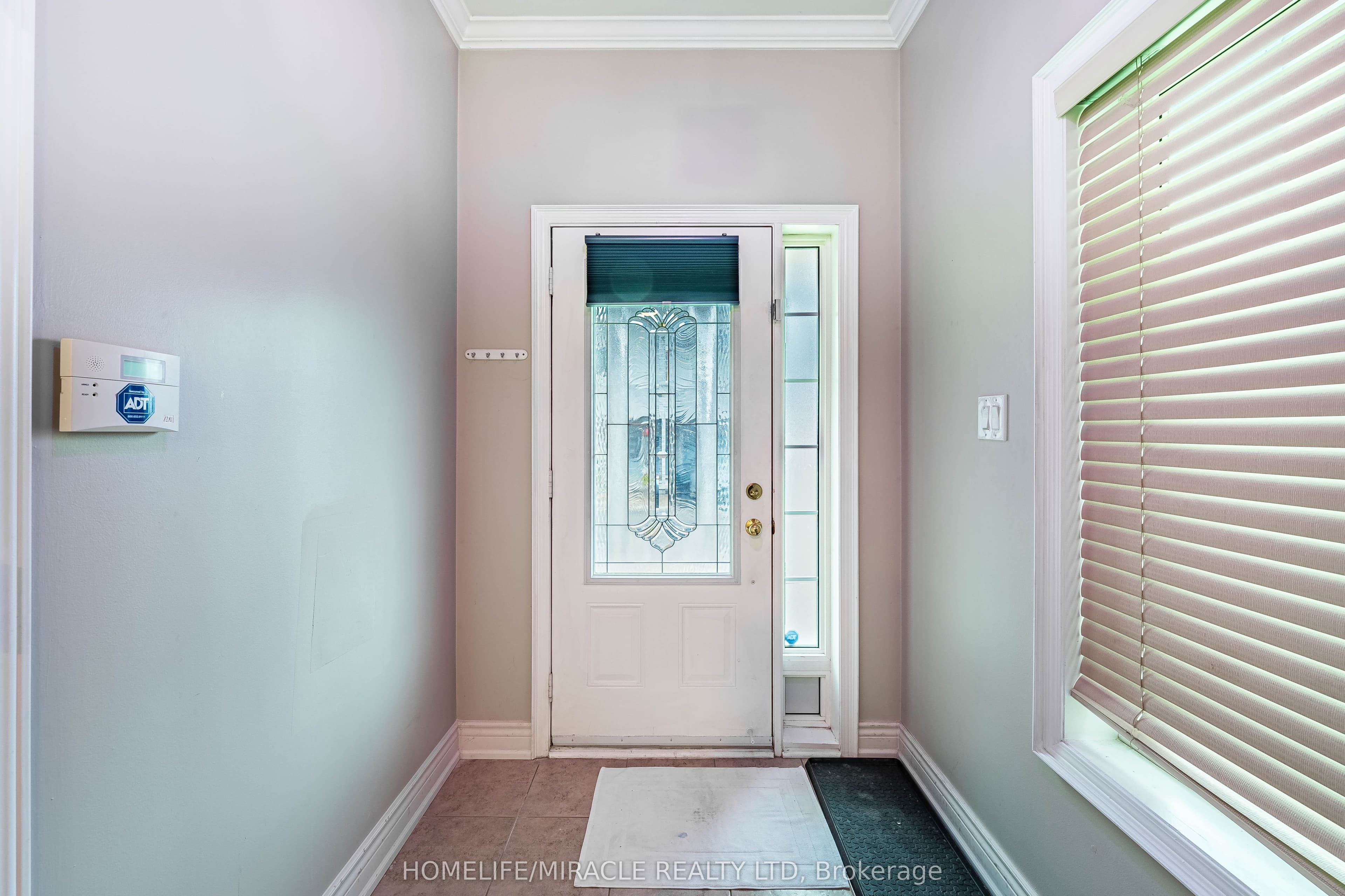 419 Rossland Road — photograph 3