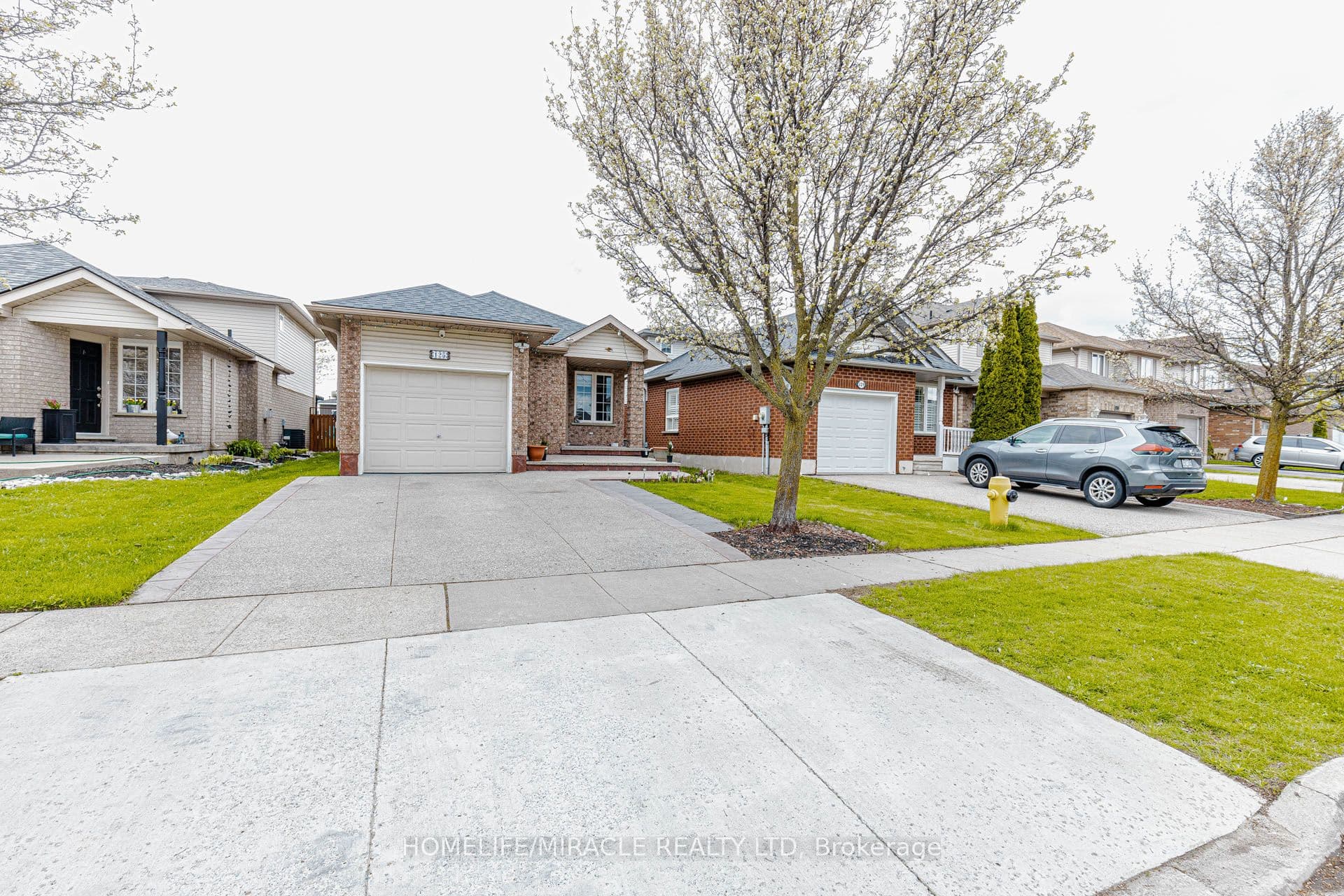 125 Hawkins Drive — photograph 2