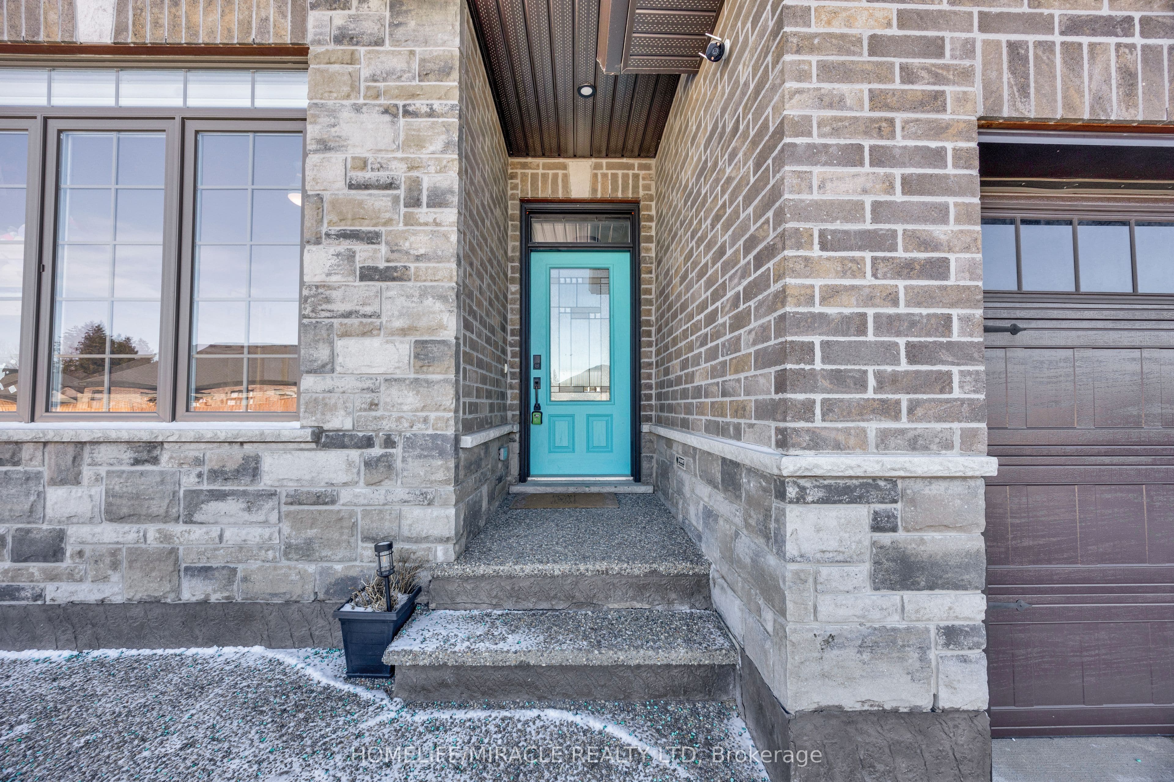 78 Matheson Crescent — photograph 2
