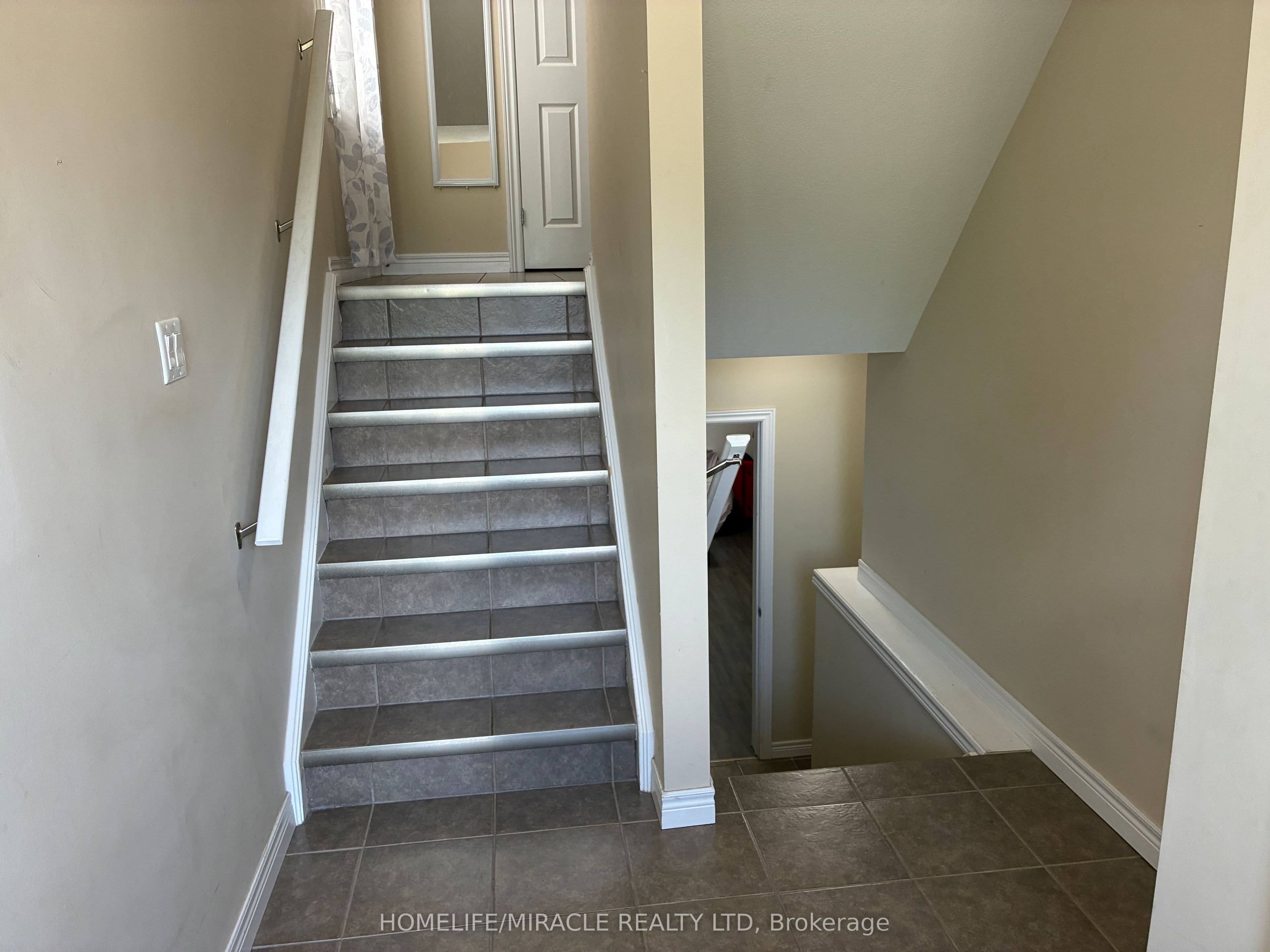 45 Oakes Crescent — photograph 3