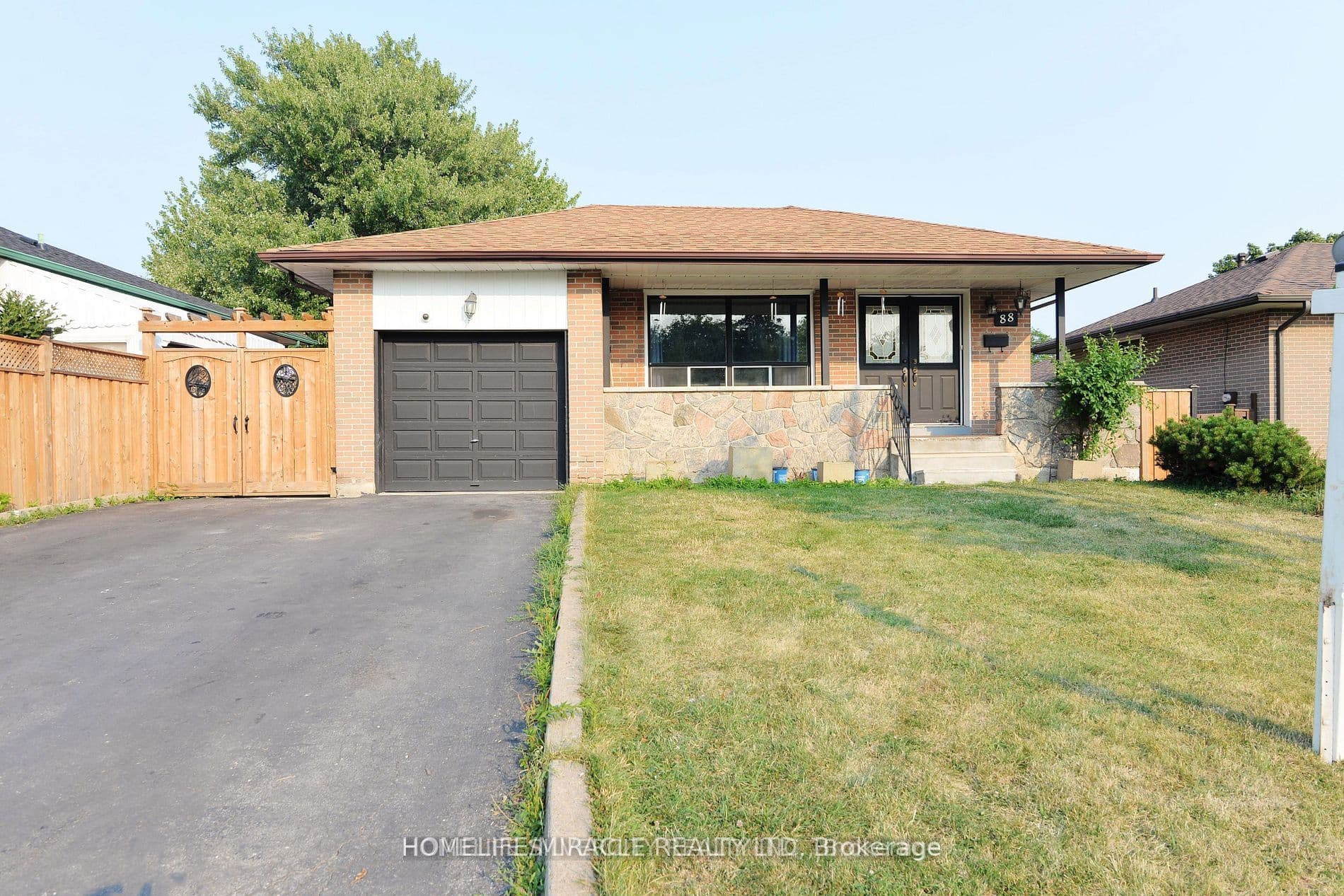 88 Ardglen Drive — photograph 2
