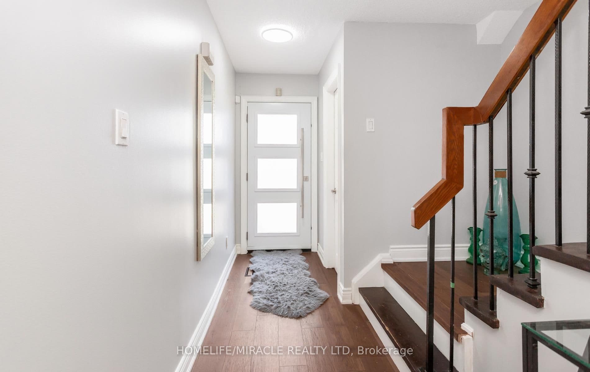49 Newbridge Crescent — photograph 4