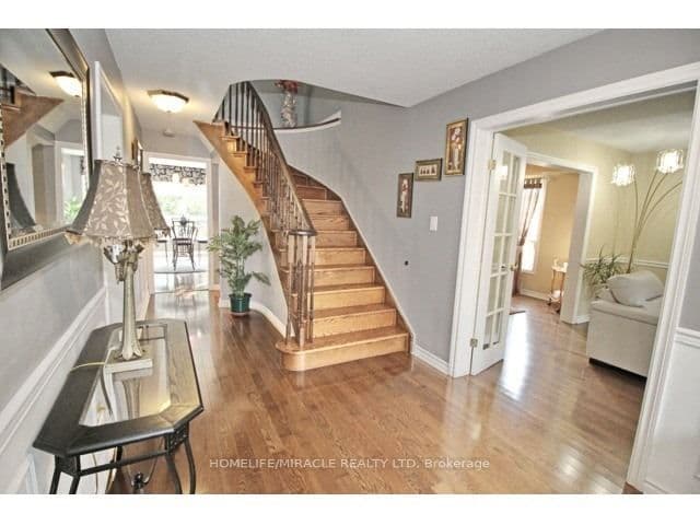8 Sayor Drive — photograph 2