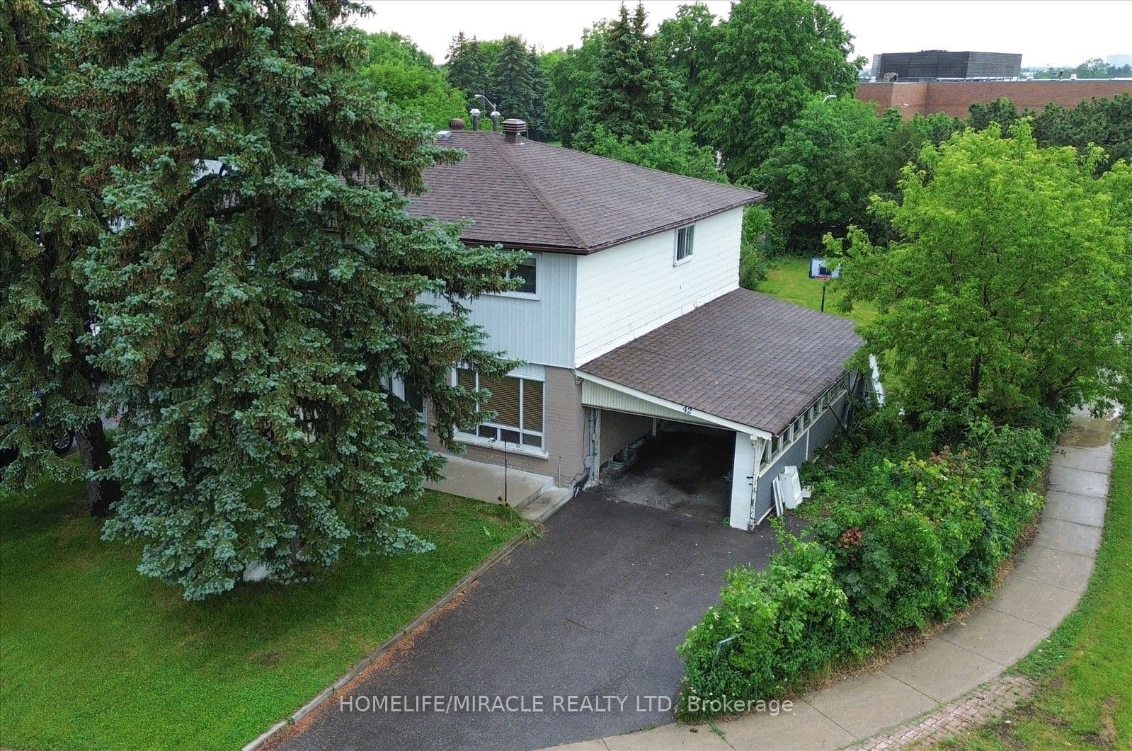 42 Nahanni Terrace — photograph 2
