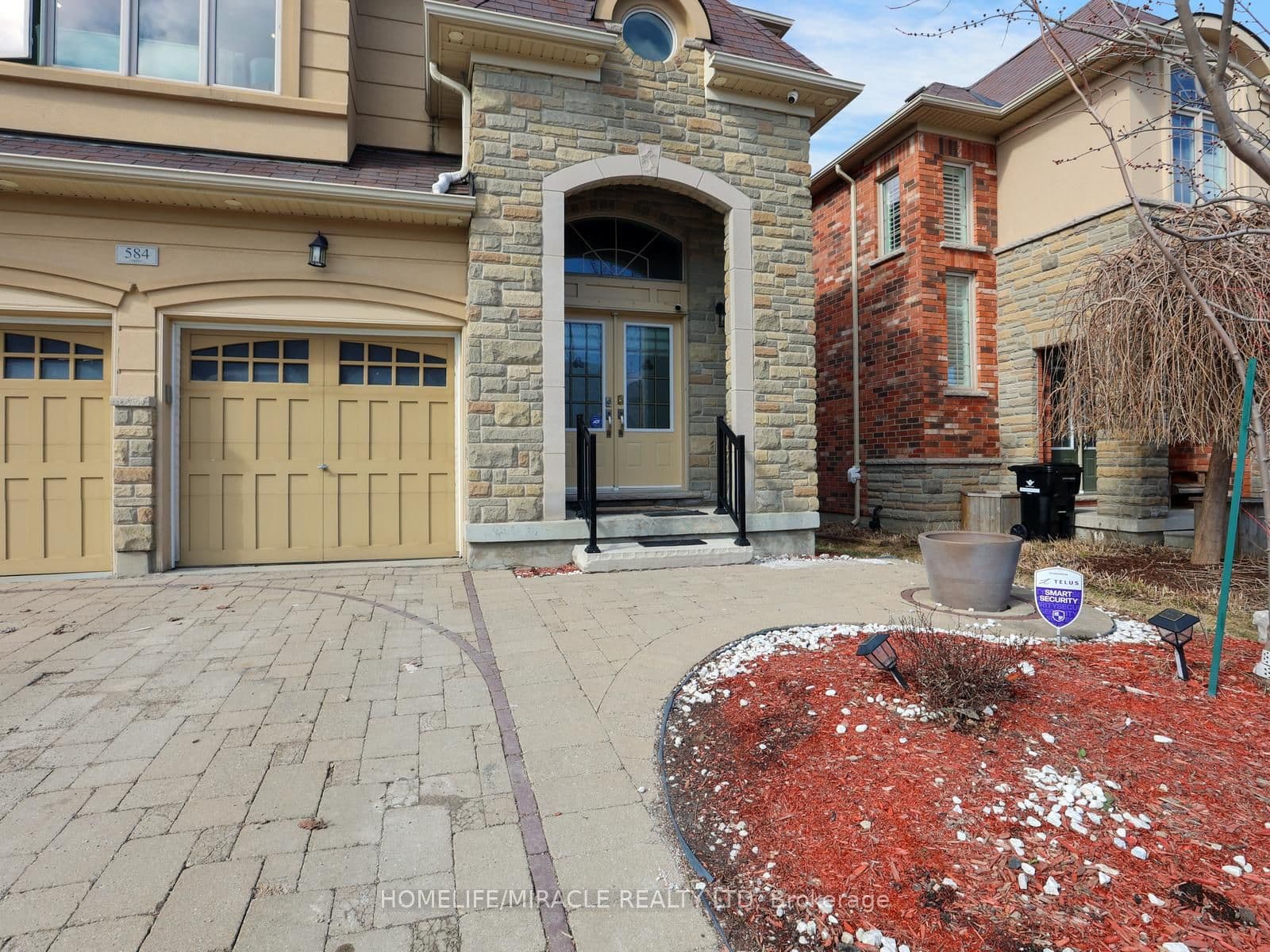 584 Pinery Trail — photograph 3