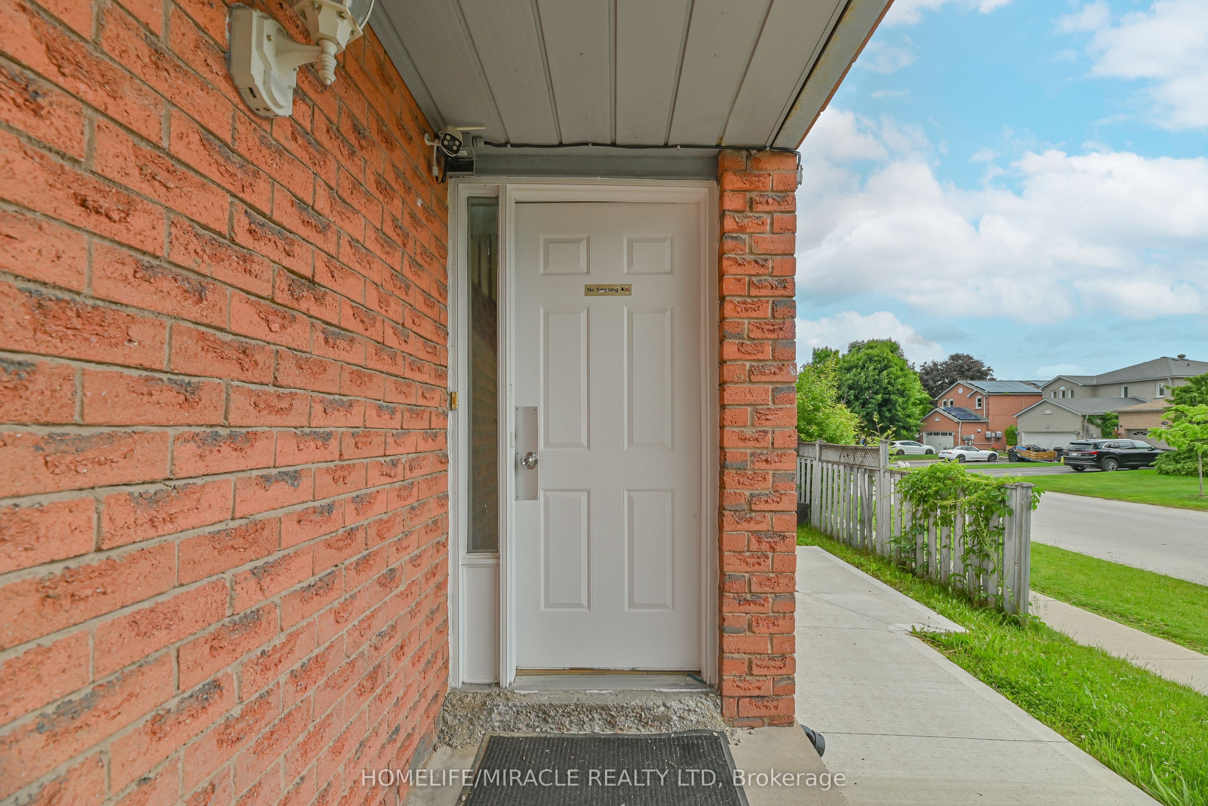 40 Blair Crescent — photograph 3