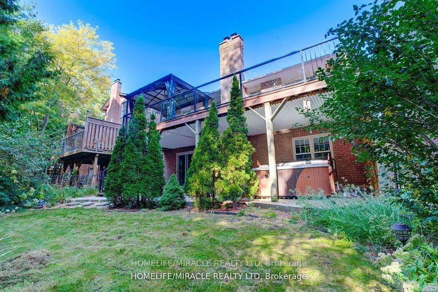 905 Alanbury Crescent — photograph 2