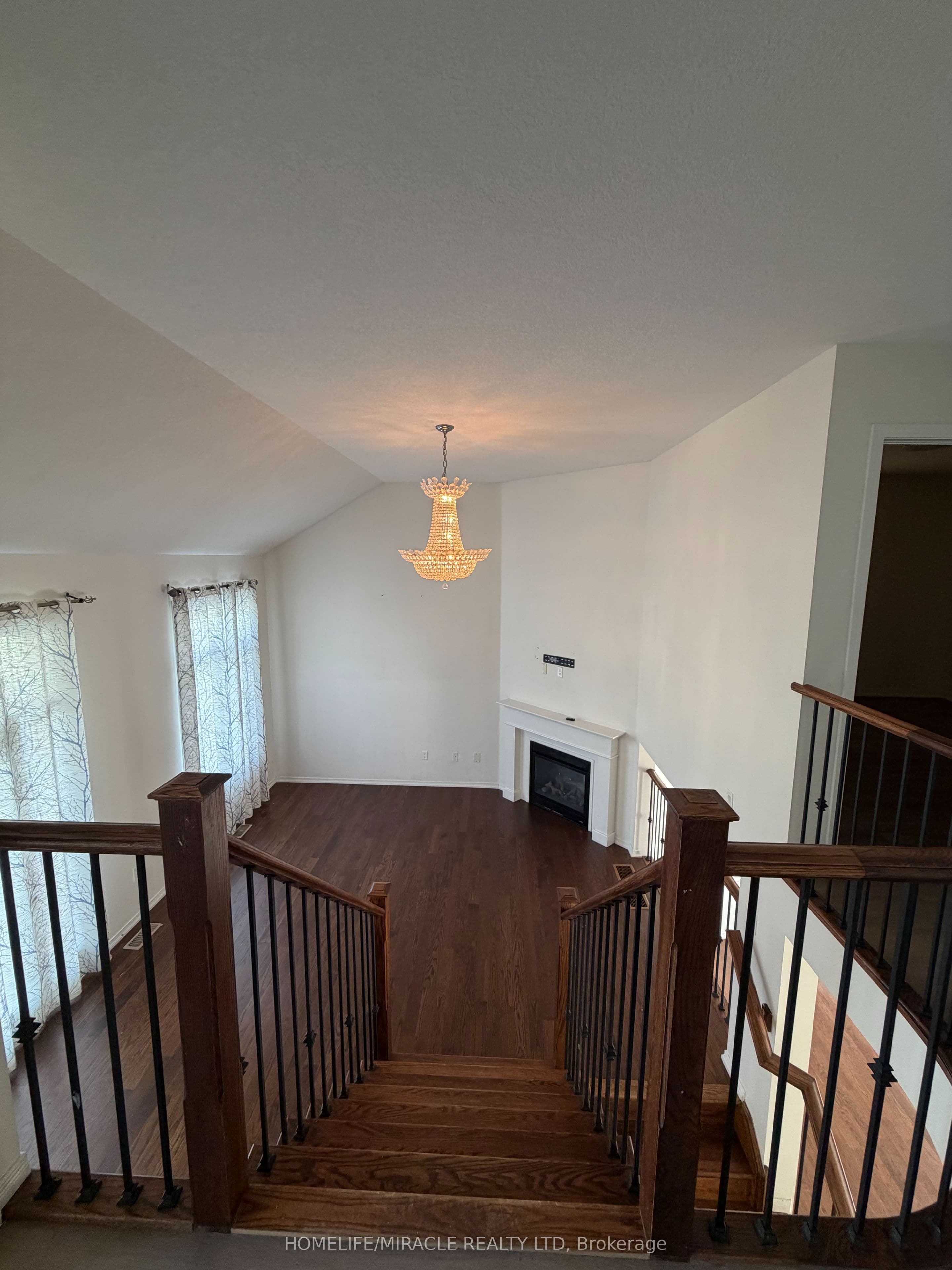 235 Apple Hill Crescent — photograph 4