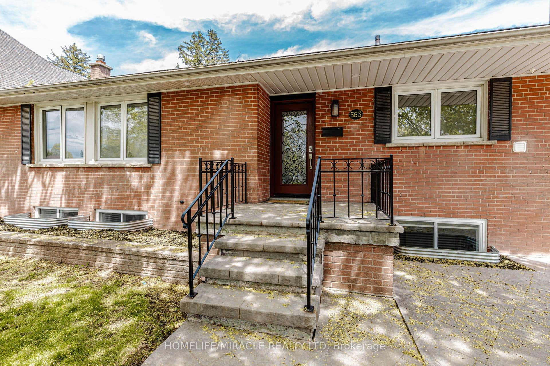 563 Taplow Crescent — photograph 4