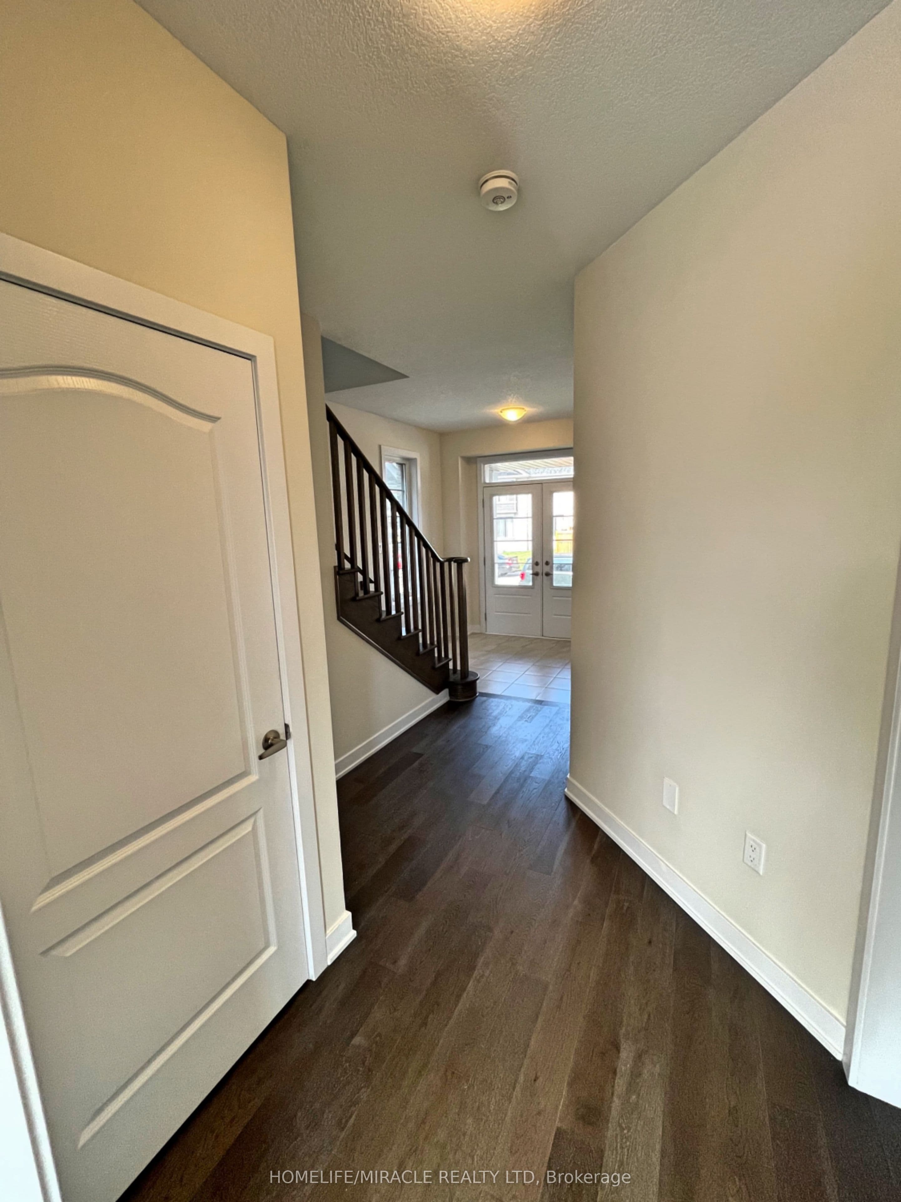 66 Aviron Crescent — photograph 5