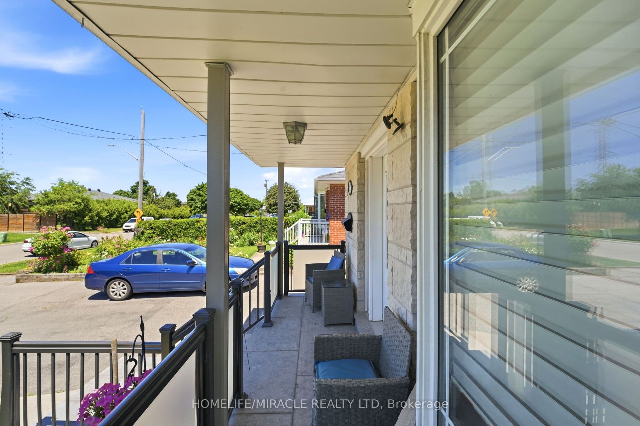 1585 Coram Crescent — photograph 2