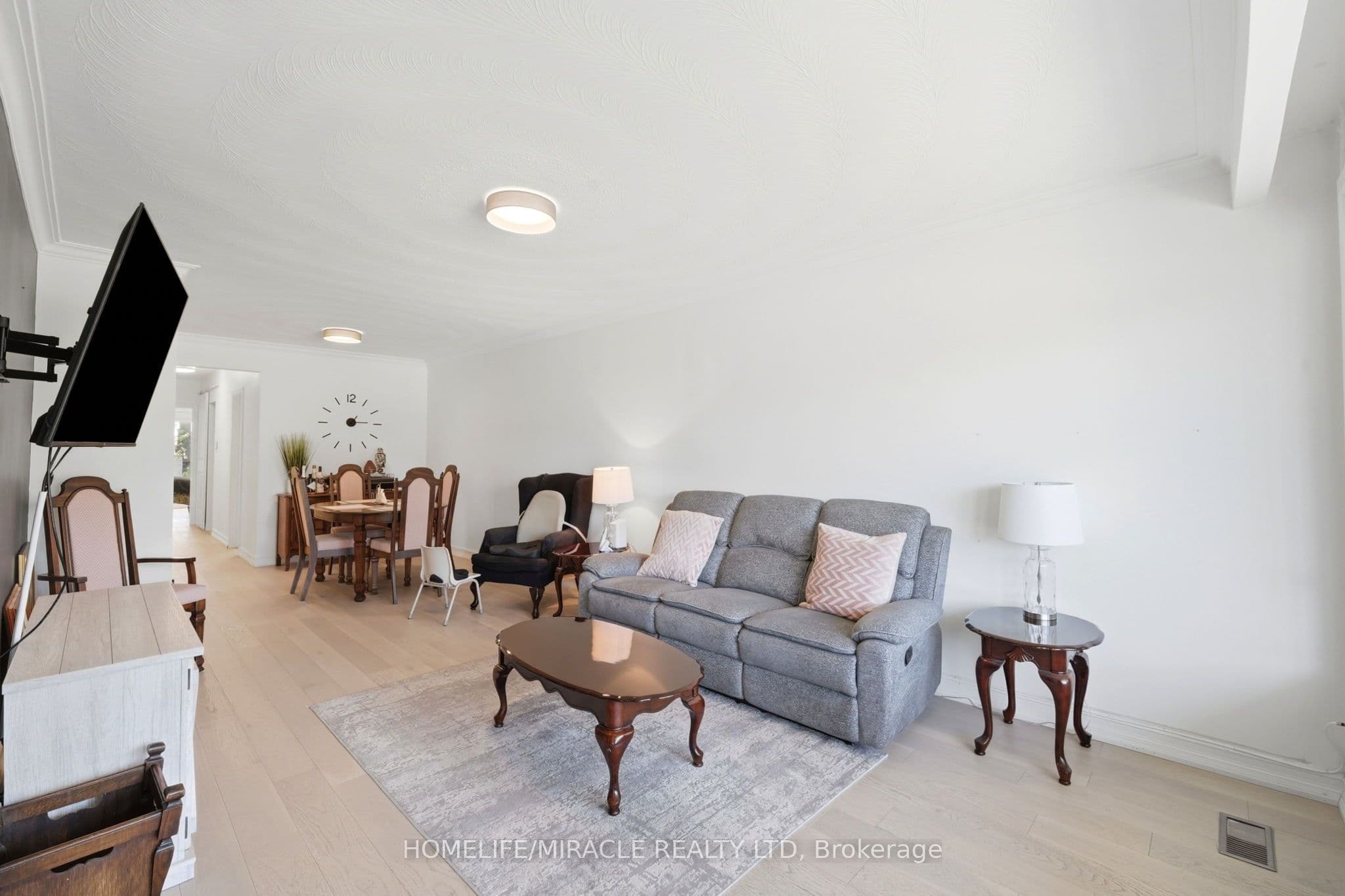 1585 Coram Crescent — photograph 5