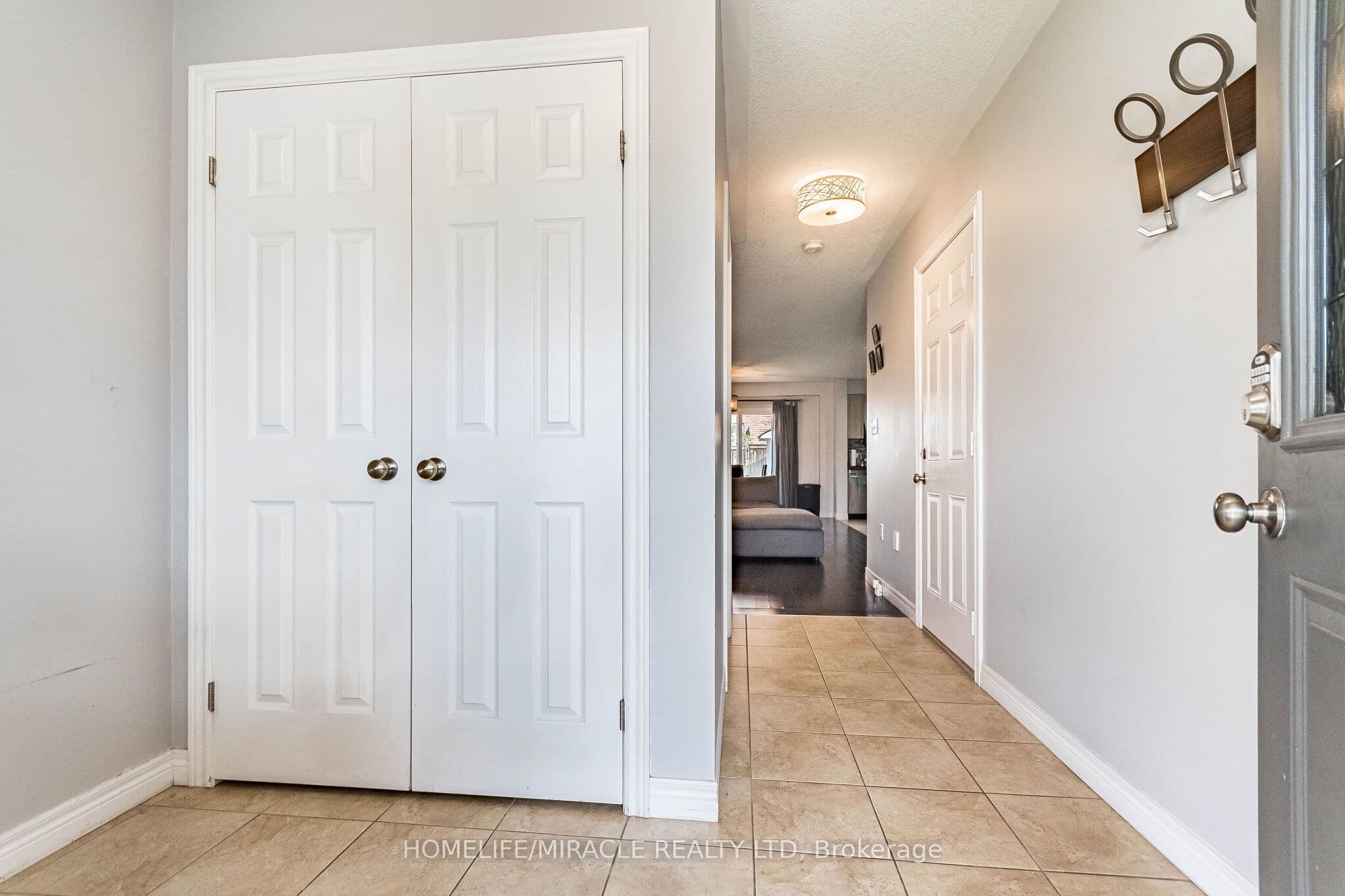 222 Pelech Crescent — photograph 4