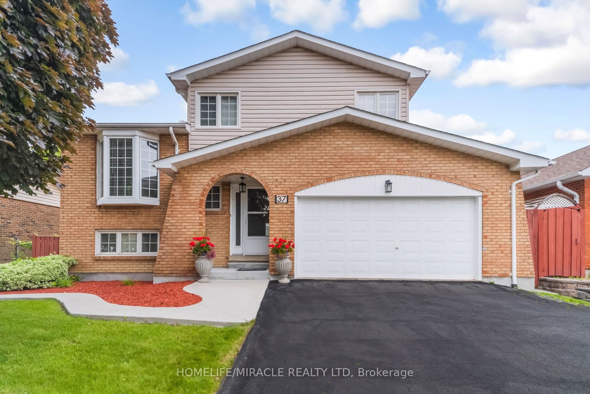 37 Blackthorn Lane — photograph 2