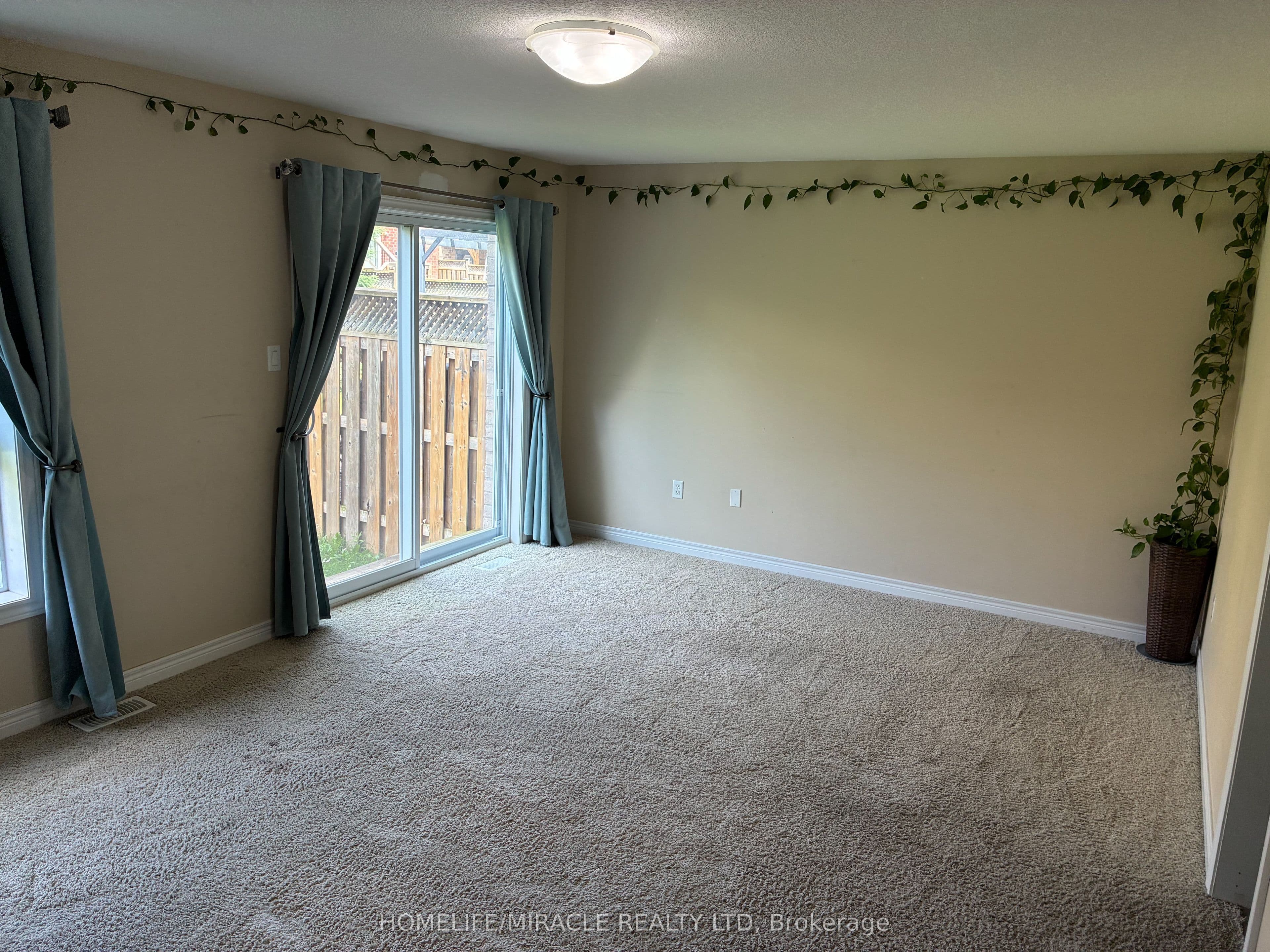45 Oakes Crescent — photograph 4
