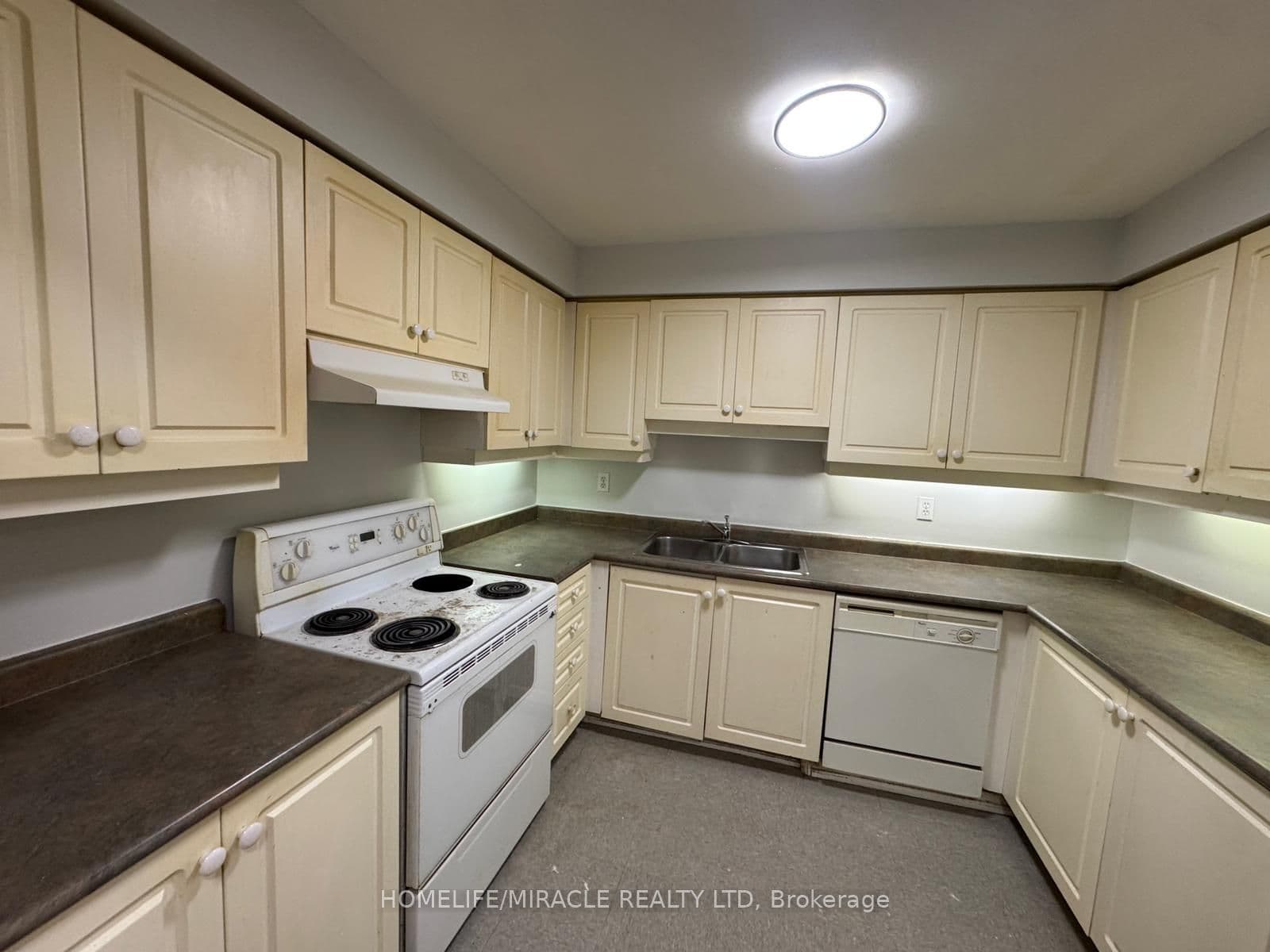 565 Kennedy Road #7 — photograph 4