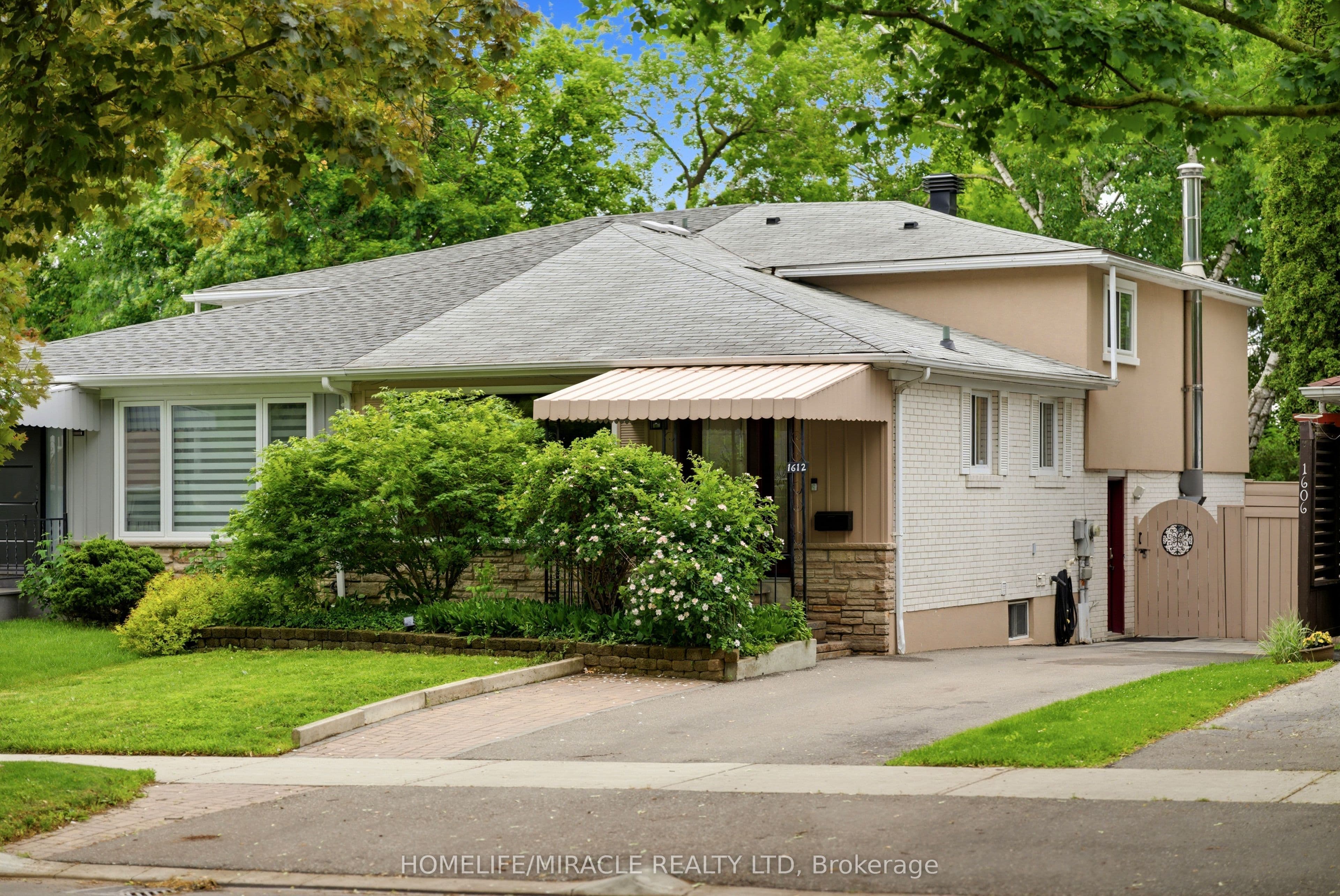 1612 Wavell Crescent — featured photograph