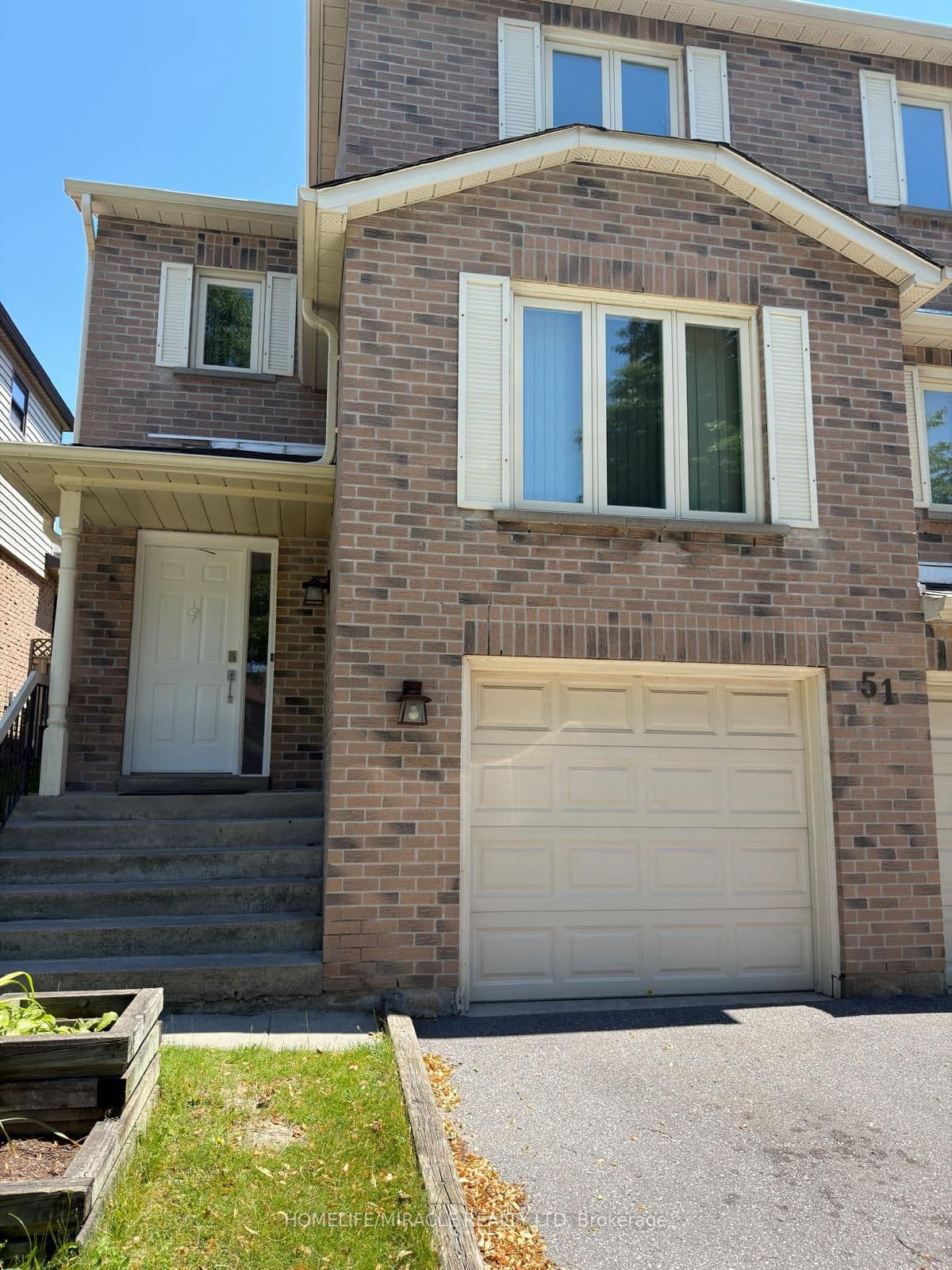 51 Wright Crescent — photograph 3