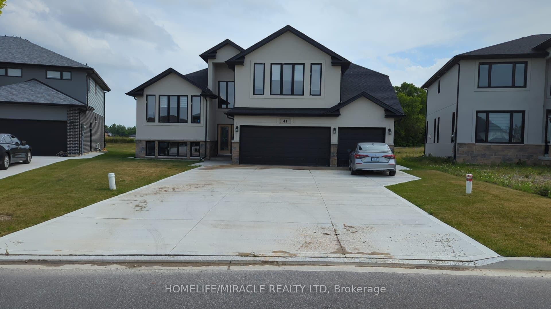 41 Kingsbridge Drive — featured photograph