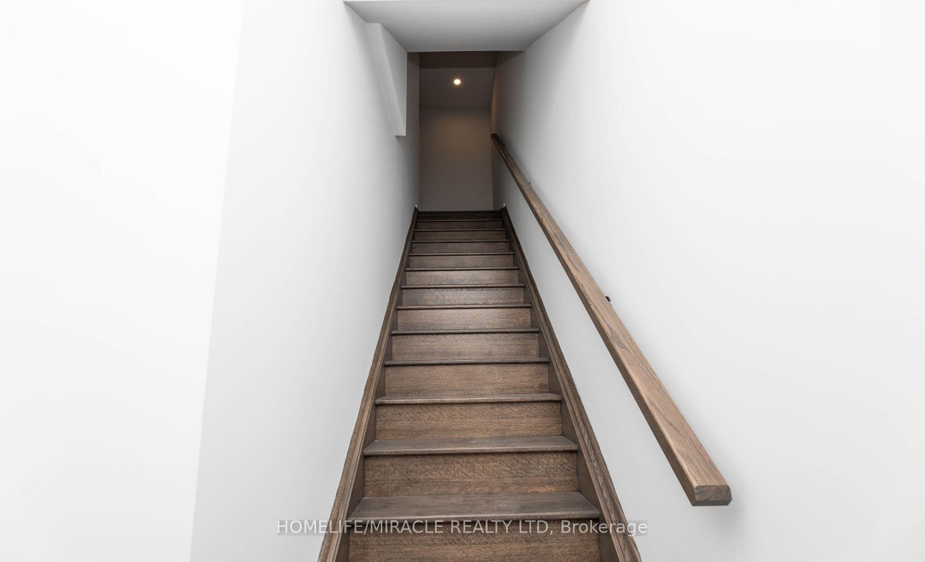 20 Lloyd Jane Lane #166 — photograph 3