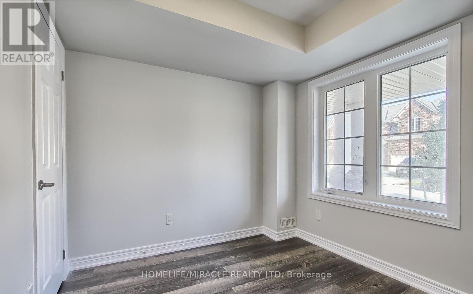 70 Knotty Pine Avenue — photograph 4