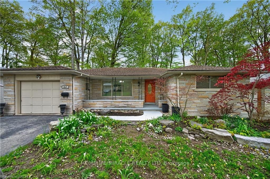 217 Pinegrove Crescent — photograph 3