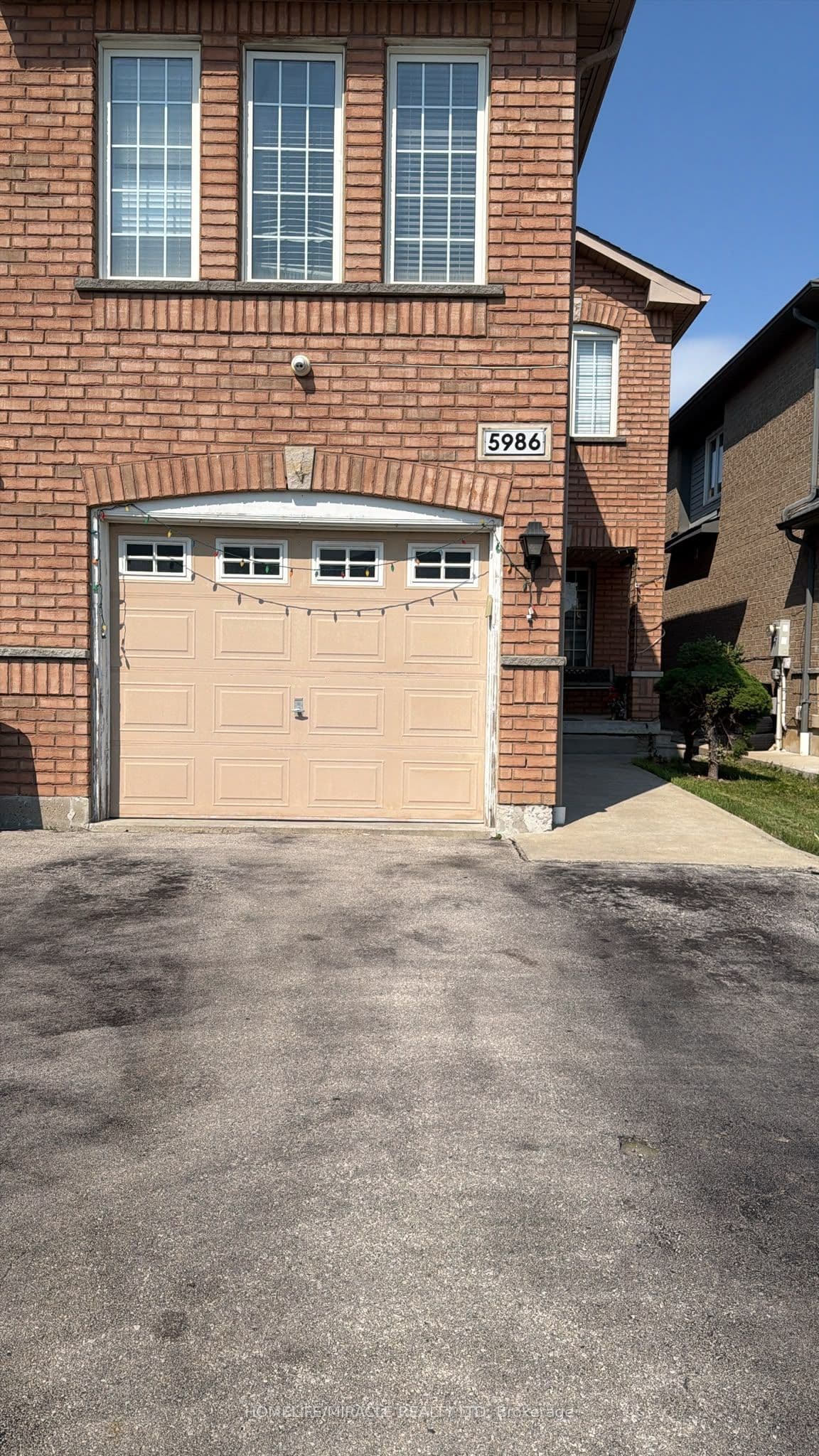 5986 Gant Crescent — photograph 2
