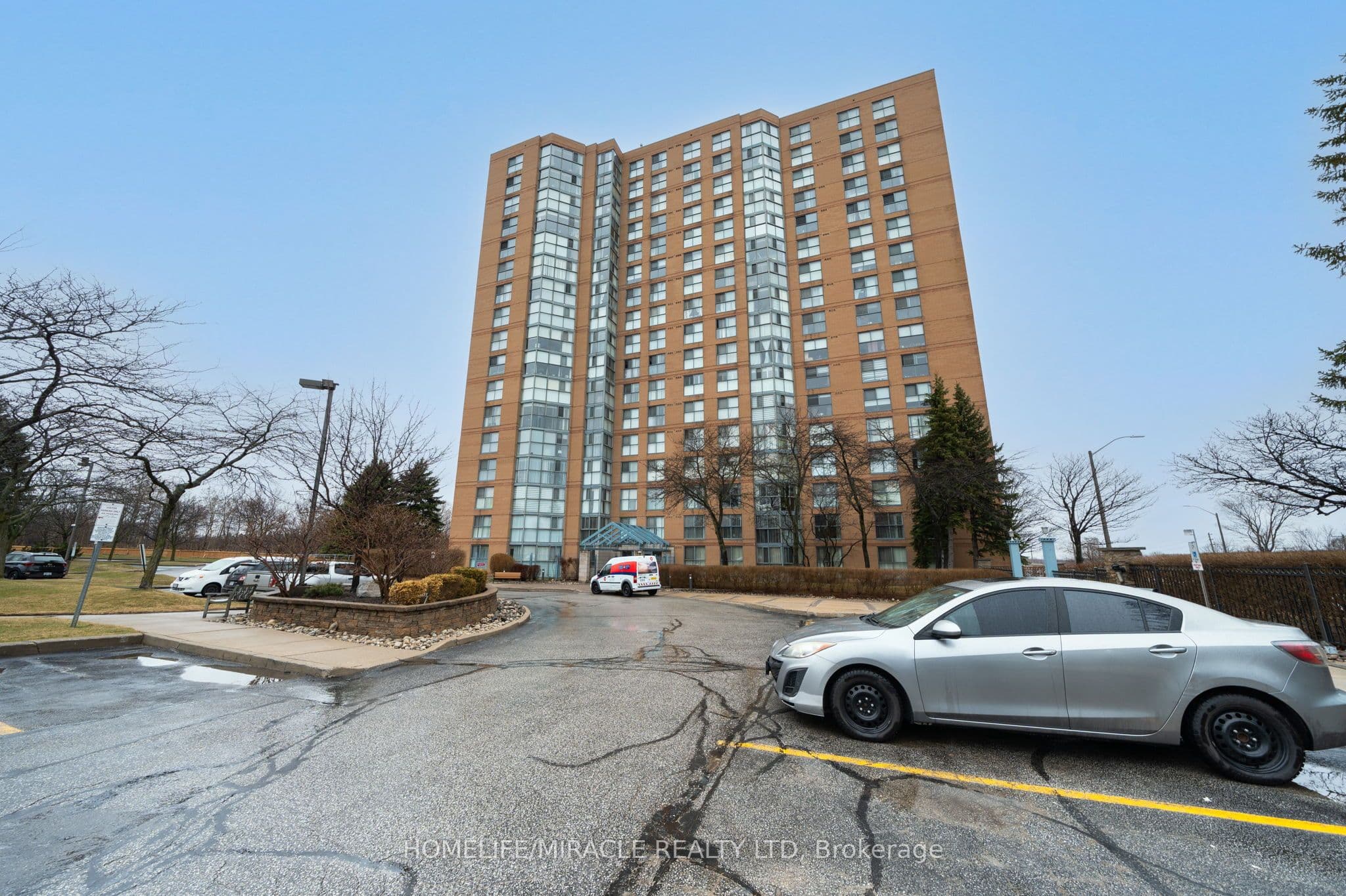 90 Dale Avenue #201 — photograph 2