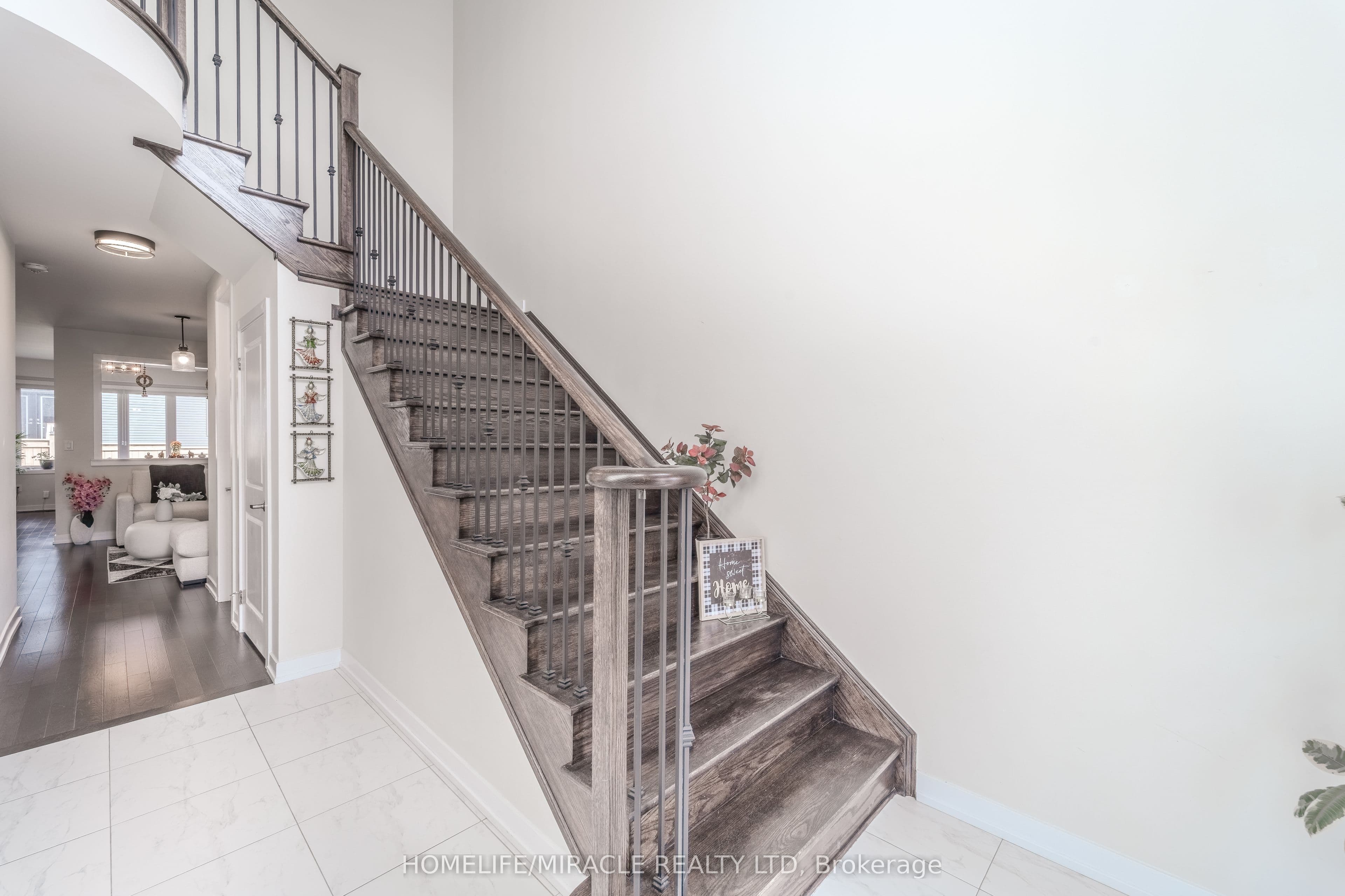 22 Santos Drive — photograph 3