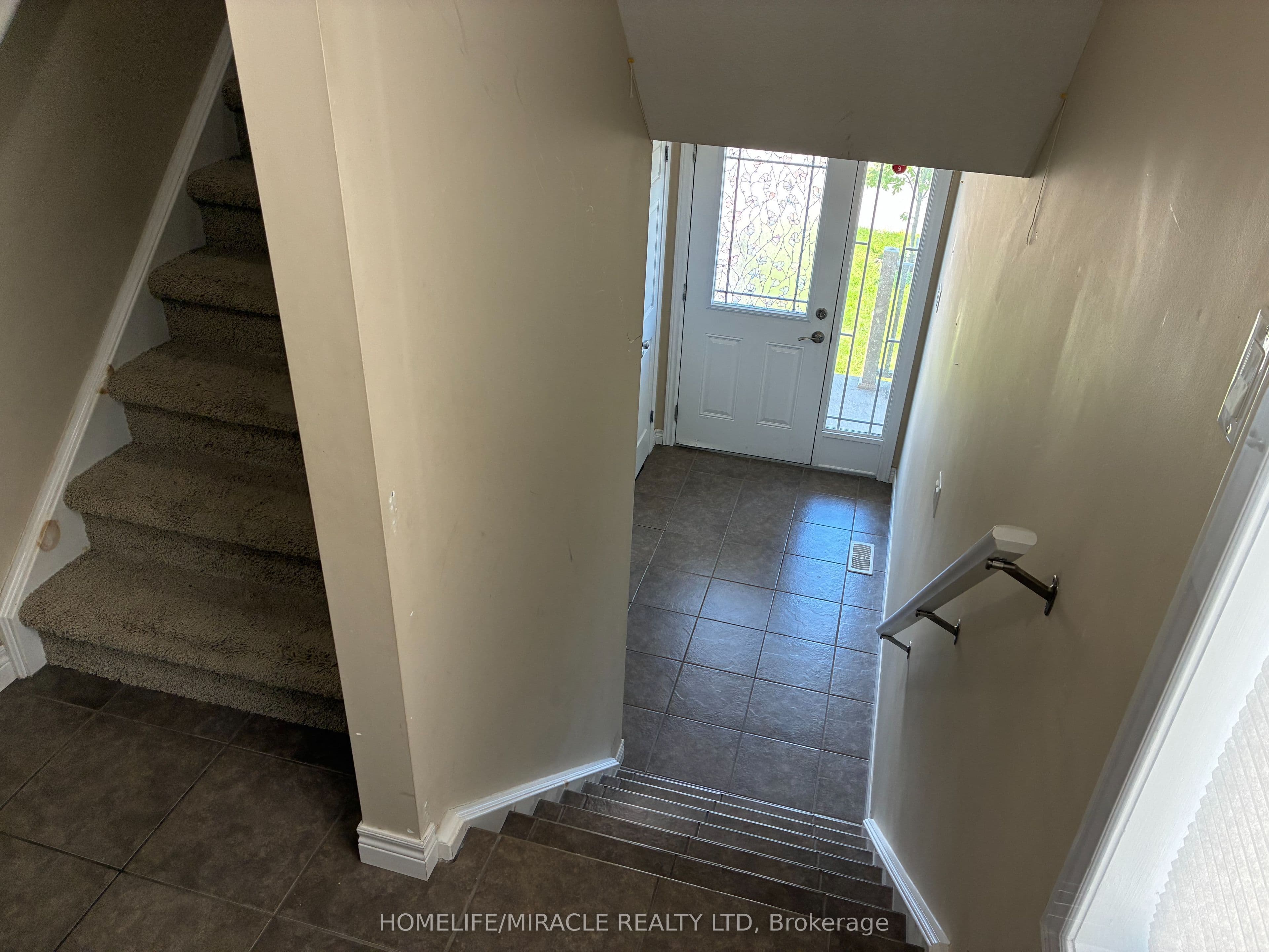 45 Oakes Crescent — photograph 2