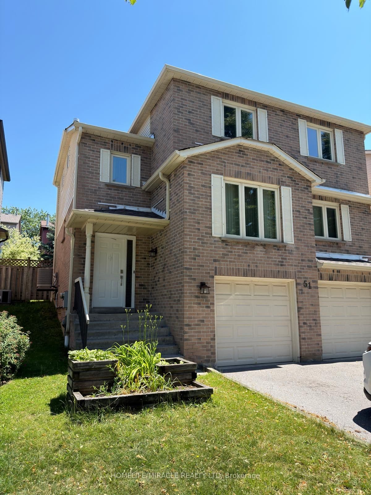 51 Wright Crescent — photograph 2