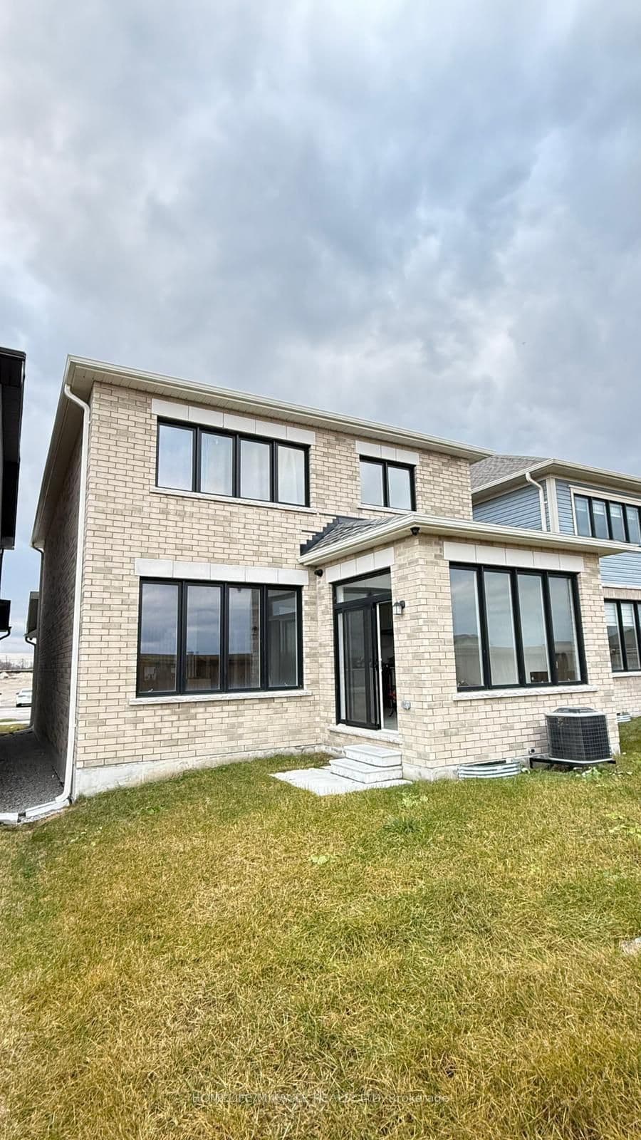 163 Fenchurch Manor — photograph 4