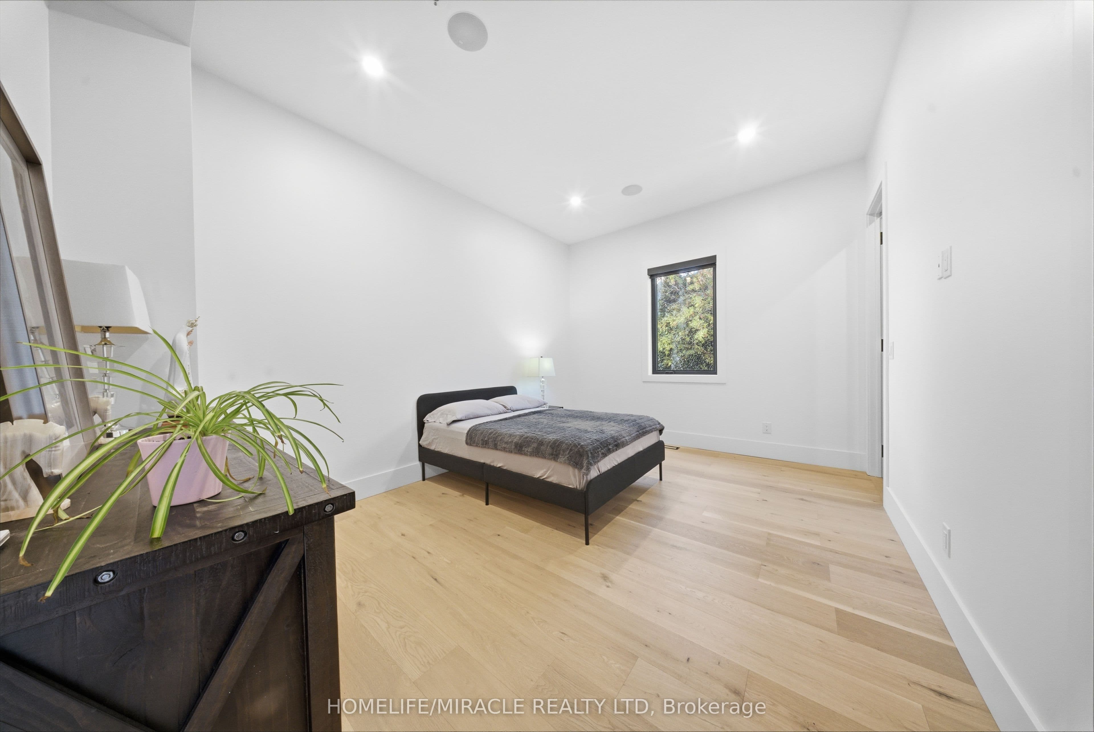 1653 Glenburnie Road — photograph 4