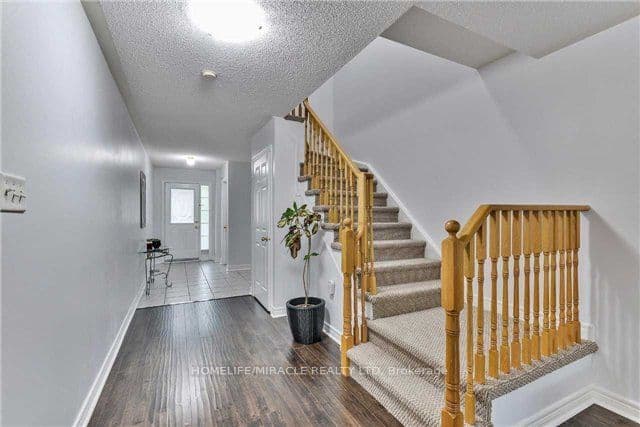 34 Ridgemore Crescent — photograph 2