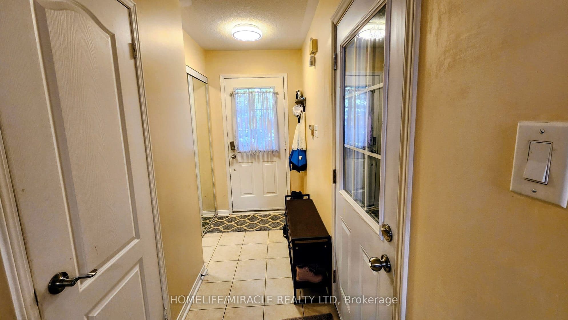 102 Whiteface Crescent — photograph 4