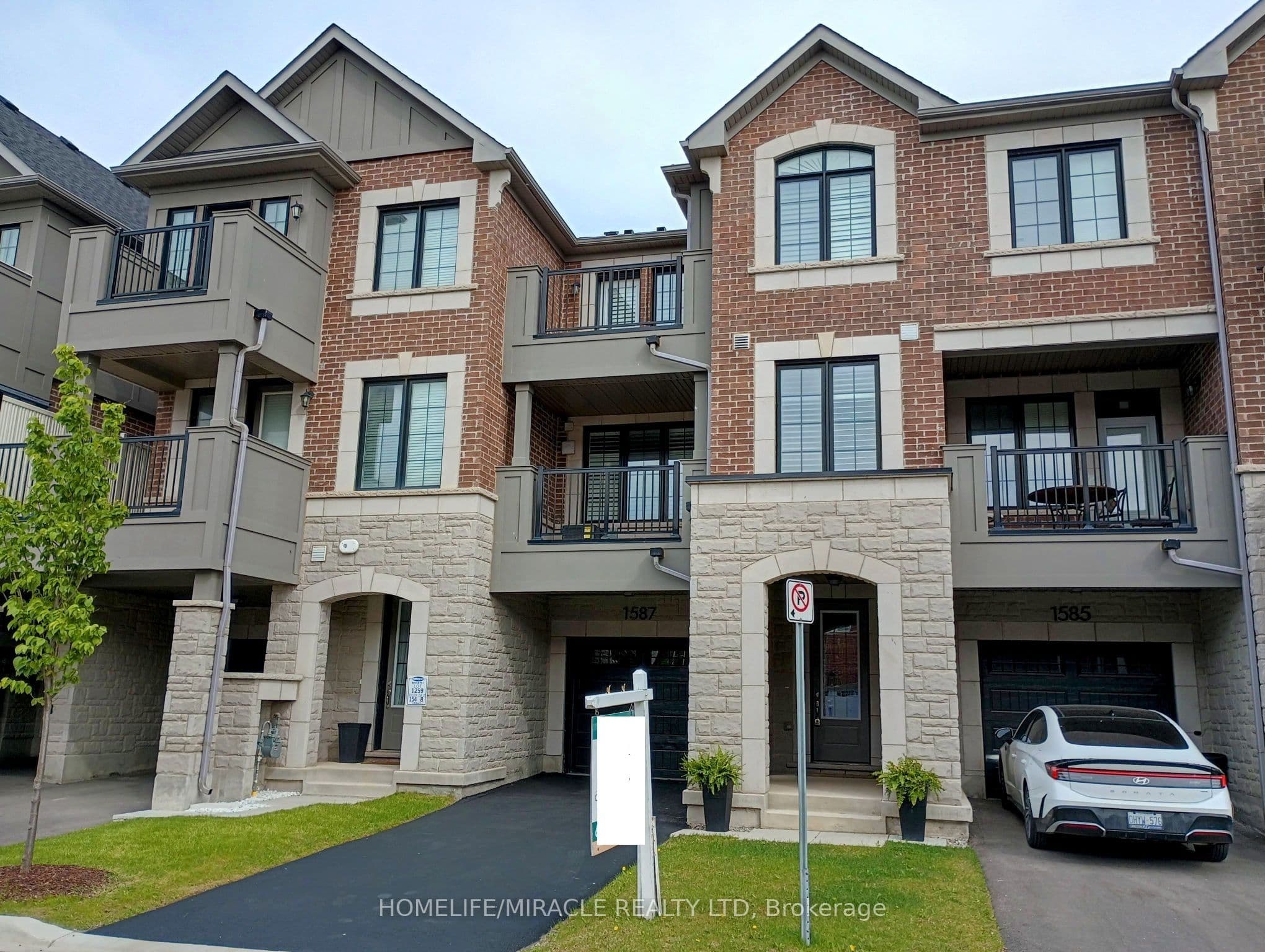 1587 Moira Crescent — photograph 3