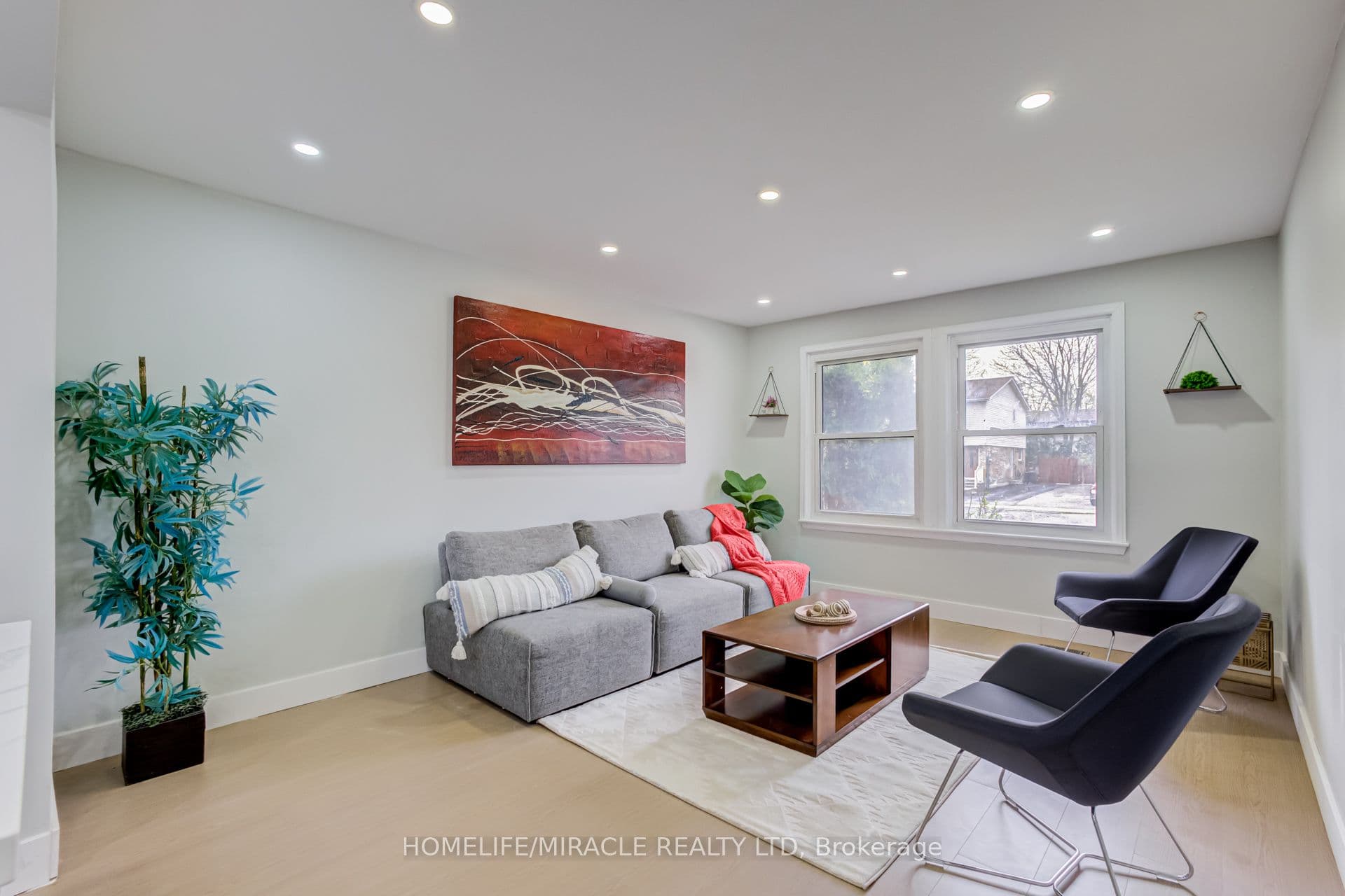 122 Ormond Drive — photograph 2