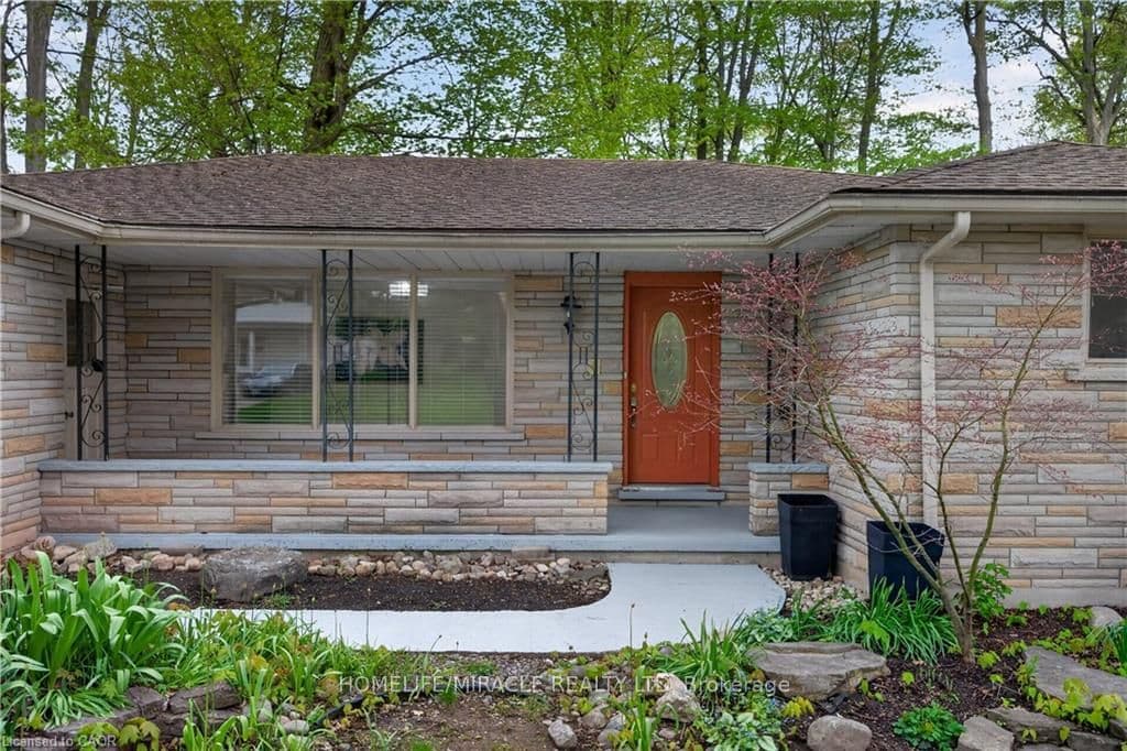 217 Pinegrove Crescent — photograph 5
