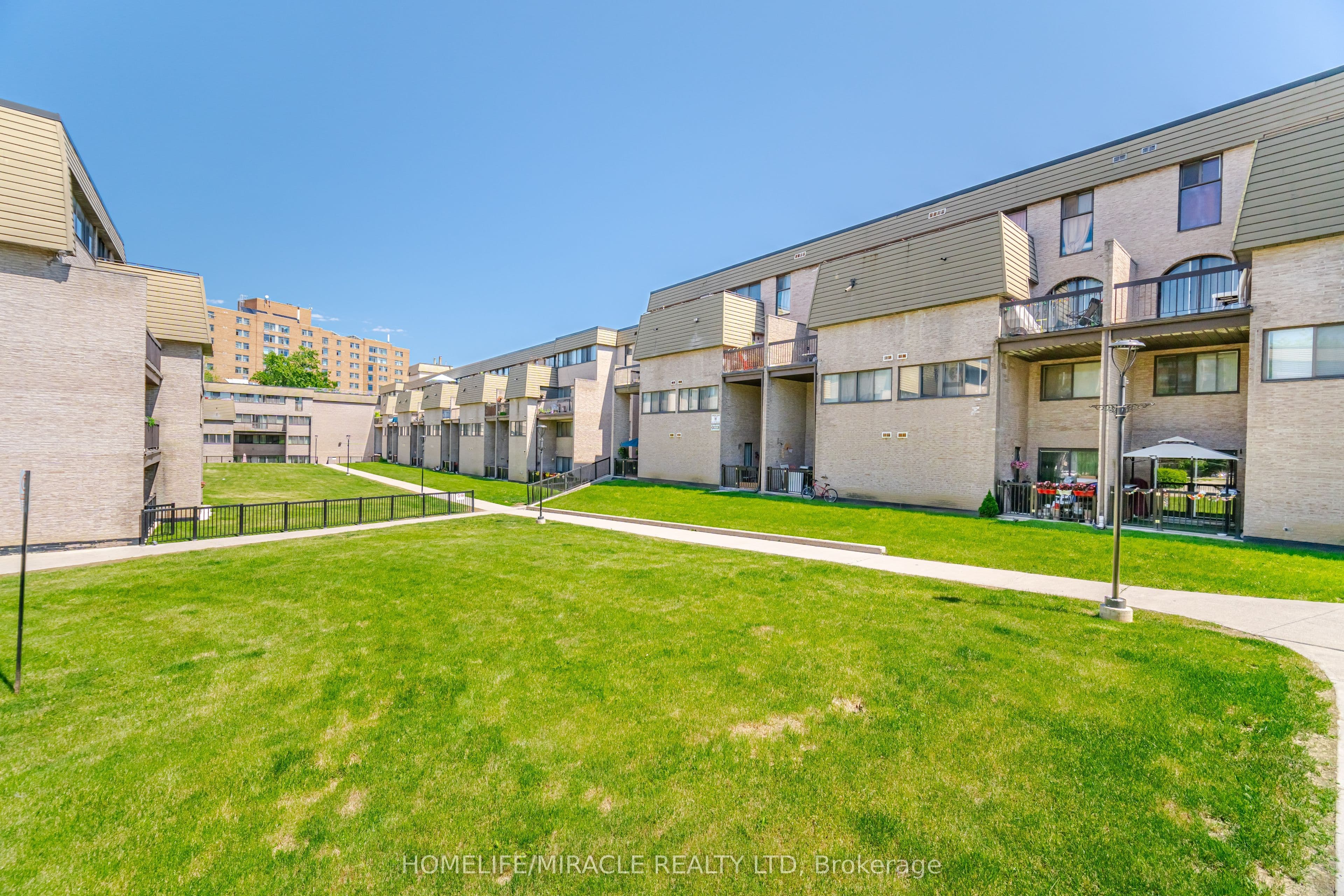 2095 Roche Court #137 — photograph 3